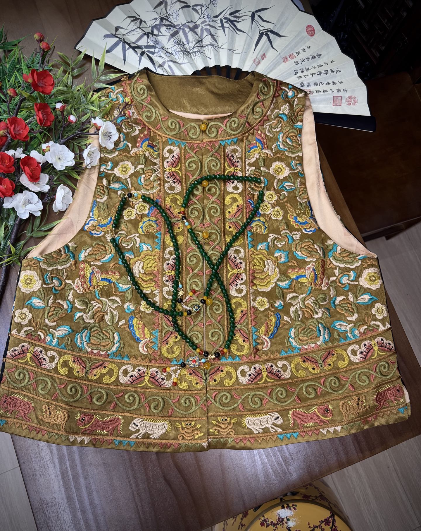 “High-End Women’s Suit with DG Horse Armor Embroidery and Gold-Dry Colored Craft”