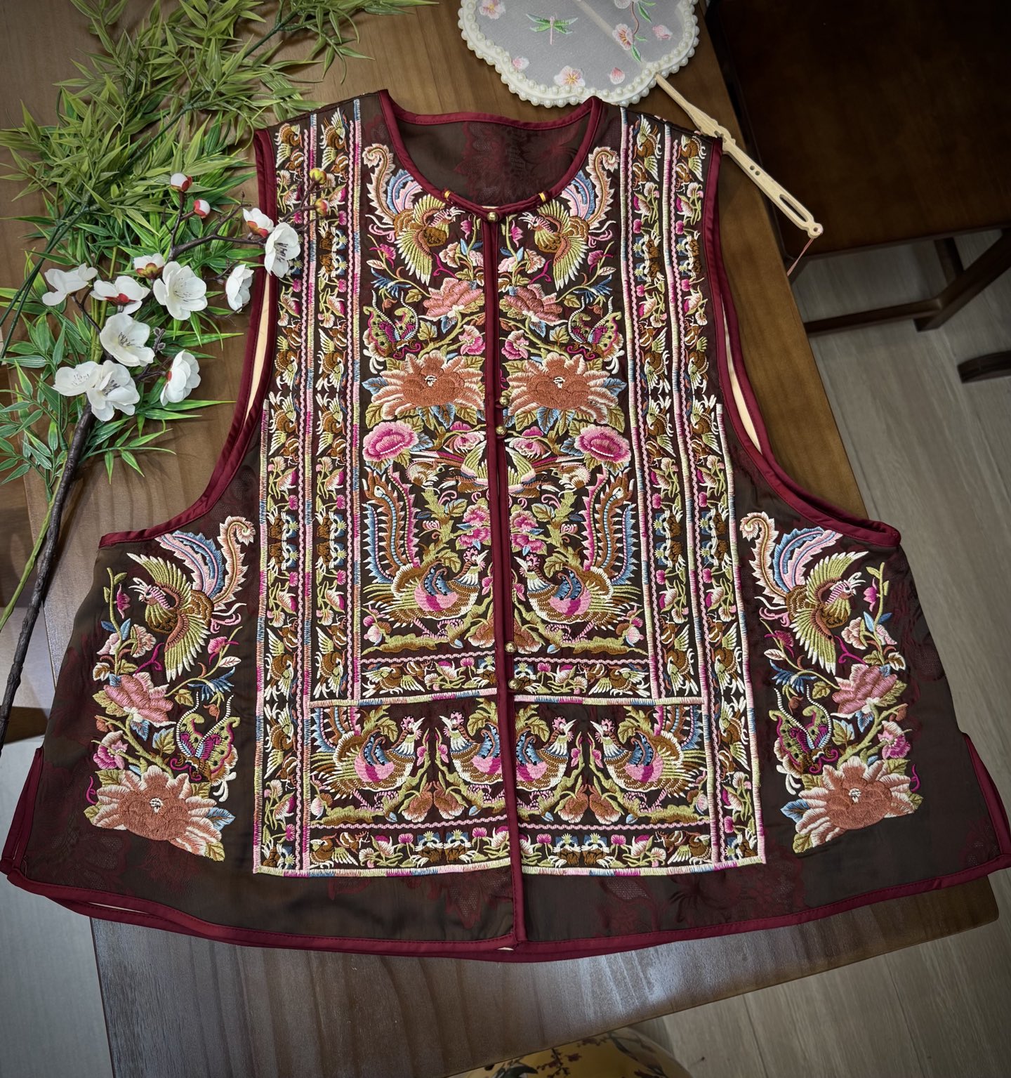“High-End Women’s Suit with DG Embroidered Vests and Fine Details” - 图片 1