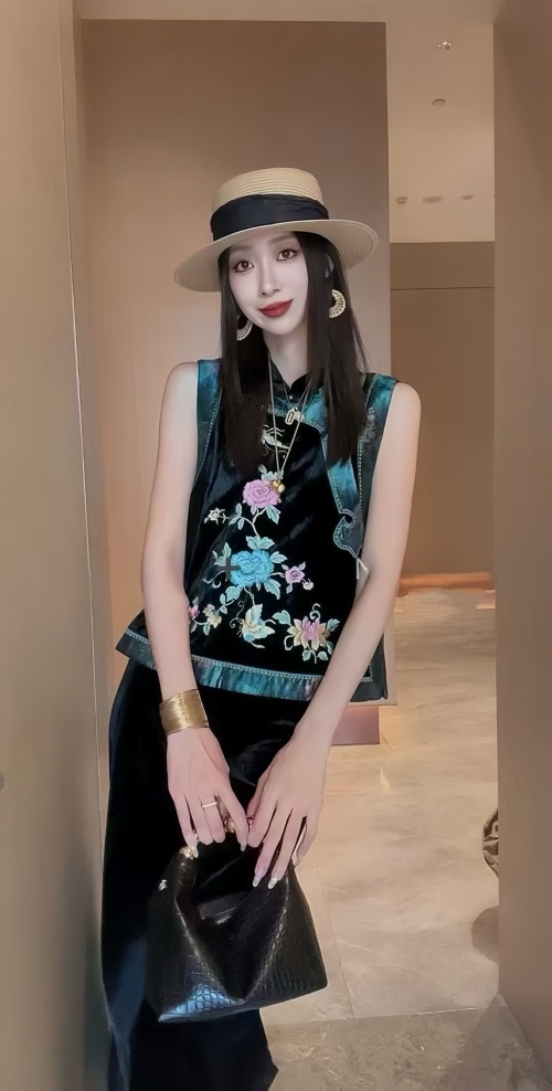 Elegant Embroidered Chinese Vest with Traditional Knot Buttons - Floral Design 1 Elegant Embroidered Chinese Vest with Traditional Knot Buttons - Floral Design