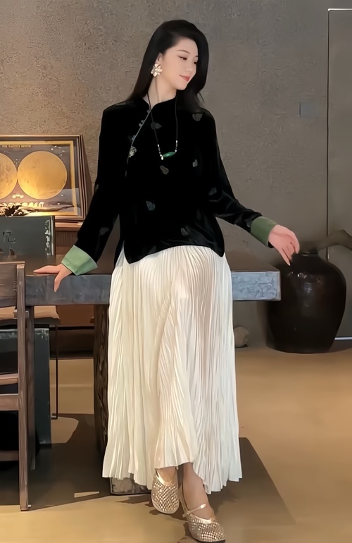 Elegant Embroidered Velvet Blouse with Mandarin Collar - Sophisticated Style 1 Elegant Embroidered Velvet Blouse with Mandarin Collar - Sophisticated Style