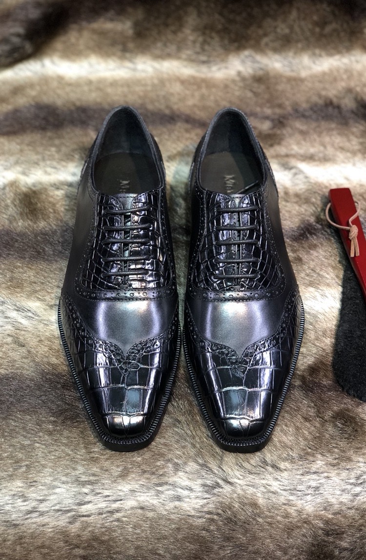 NO:278116,Berlut1 is coming [Fashion Show Modern] Perfectly demonstrates the professional and exquisite craftsmanship of shoemaking. The craftsmanship of crocodile belly is used to make gentlemen's shoes. The perfect shape gallery is sublimated and created to condense the complex process behind time. The craftsmanship is dazzling here. The formal wear and leisure releases the life style. The whole belly of crocodile in Thailand. Luxury and leisure are integrated. 38/45,19860909批 Berlut1 狠货来袭【时装秀演绎摩登】完美彰显制鞋专业和精湛工艺 奢用鳄鱼肚皮制作邂逅绅士鞋履的匠心溯源 完美形廊升华铸就,凝炼时光背后的复杂工序 匠心工艺于此耀眼绽放 正装及休闲释放生活格调 泰国鳄鱼全肚 奢华休闲于一体 38/45,,Men's shoes