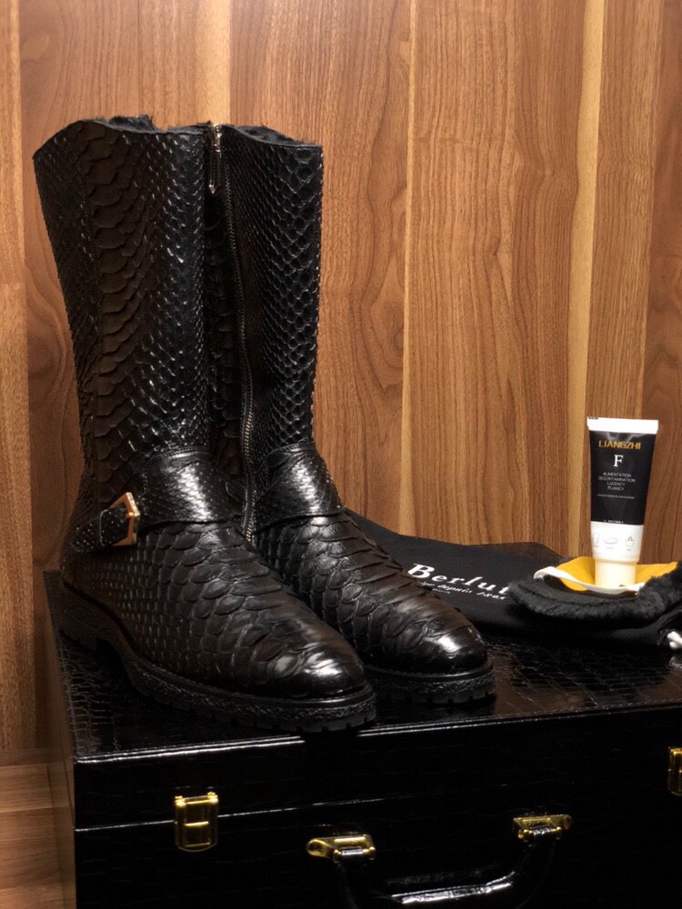 NO:557421,Batch of [UGG imported wool from Australia] imported python [whole] [all styles in our bank can be exchanged] top gift box configuration [Berluti] the world's top royal level fully handmade series 1895 Italian top shoes domineering and ruthless goods in stock Exclusively for aristocrats [One foot is a whole] The new favorite of the counter [Goodyear tire outsole] Italian professional board masters use Goodyear handmade, top luxury collection commemorative edition. The foundry specially invites Italian senior board masters with many years of top high-end experience to rigorously build it to satisfy the gentlemen who yearn for the top fashion! 38/45,19860909批【UGG澳洲进口羊毛里】狠货 进口大蟒蛇【整条】【本行所有款式可换款】顶级大礼盒配置【Berluti】世界顶级皇室级别 全手工系列 1895年意大利顶级鞋履 覇气狠货 现货 专供貴族【一只脚一整条】专柜新宠【固特异轮胎大底】意大利专业板师釆用固特异手工,顶级奢侈珍藏纪念版,经代工厂特请意大利高级板师多年顶级高端经验严谨打造,满足驾驭向往时尚顶尖高端的绅士们! 38/45,,Men's shoes