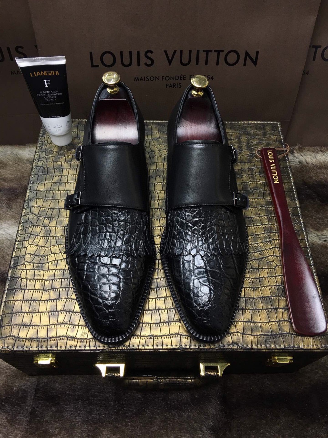 NO:351315,1V donkey brand crocodile belly pack [all of our bank supports return and exchange] [support global counter inspection] Top craftsmanship Who competes with [Thai Siamese crocodile belly + Italian cowhide] is specially for nobles [spot] Superb craftsmanship imported Italian cowhide, high and gentlemanly taste, the leather becomes more shiny and softer the more carefully debugged, the best last 100% comfort 38/45,,louis vuitton,cowhide198609091V 驴牌 鳄鱼肚皮批【本行所有都支持退换】【支持全球专柜验货】顶尖工艺 谁与争锋【泰国暹罗鳄鱼肚皮 +意大利牛皮】专供貴族【现货】高超精湛工艺 意大利进口牛皮大底 穿出高贵绅士品味 皮质越穿越有光泽度 越柔软 经精心调试最佳楦型 舒适度百分百 38/45,,louis vuitton,cowhide,Men's shoes