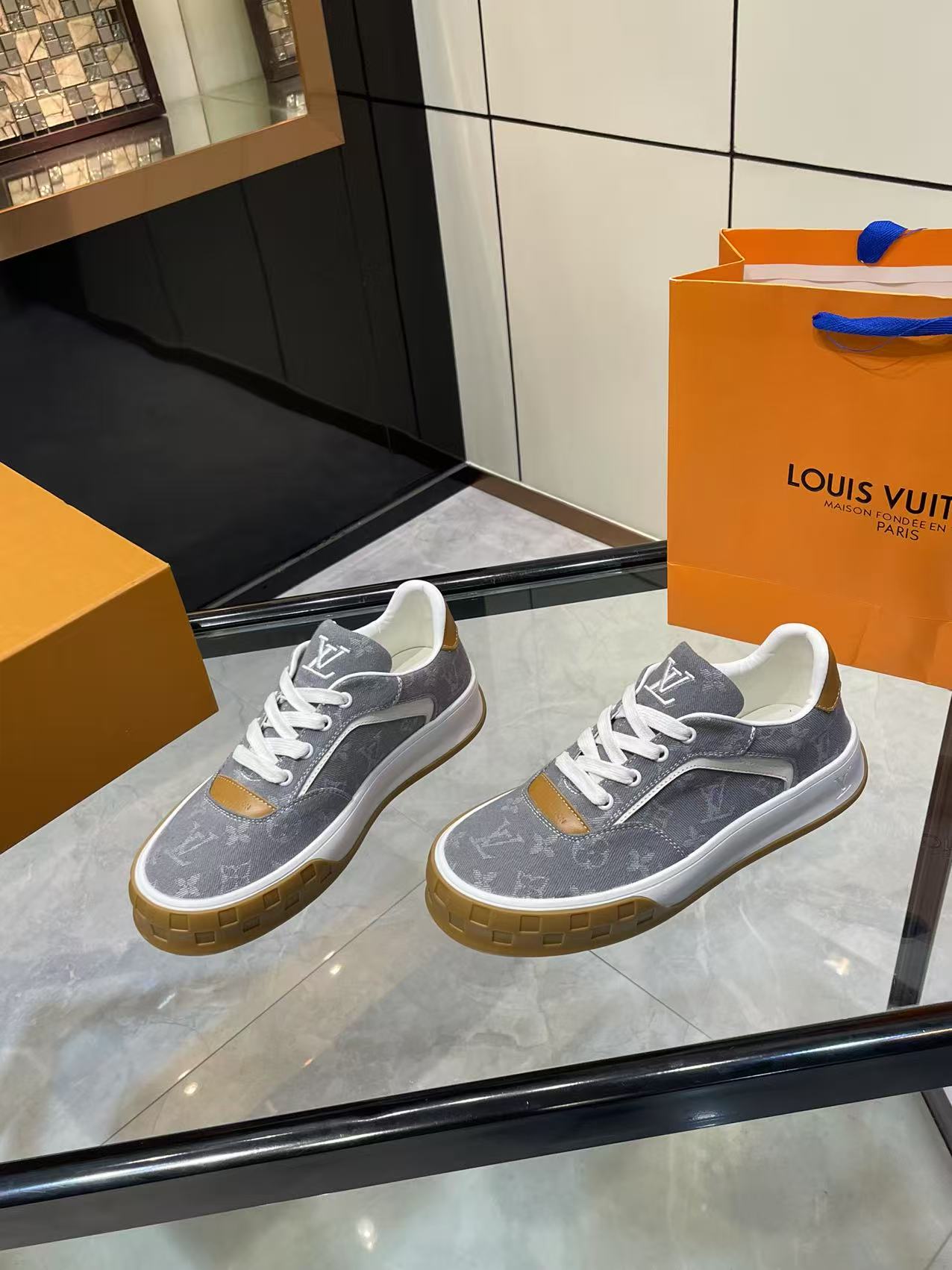 NO:616990,2025LV Louis Vuitton latest model, thick-soled casual sneakers. Original production of 11. Exquisite packaging at the counter [Celebration] Fabric: Original custom imported first-layer cow suede Lining: First-layer sheepskin Outsole: Original open-molded TPU two-color outsole Men's 39-45, casual shoes/sports shoes, louis vuitton, louis vuitton, sneakers, sheepskin198609092025LV路易威登 最新款, 厚底 休闲板鞋 .原版11制作.专柜精美包装[庆祝] 面料: 原版定制进口头层牛反绒 内里: 头层羊皮 大底: 原版开模TPU双色大底 男款39-45,休闲鞋/运动鞋,louis vuitton,louis vuitton,sneakers,sheepskin,Women's Shoes