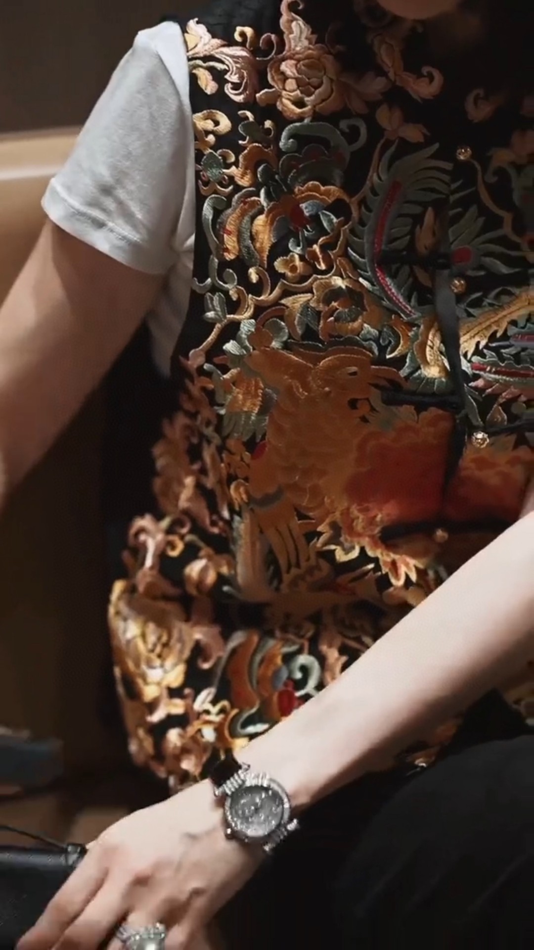 High-End Women’s Clothing Featuring New DG Packaging and Chinese Embroidered Accents - 图片 2