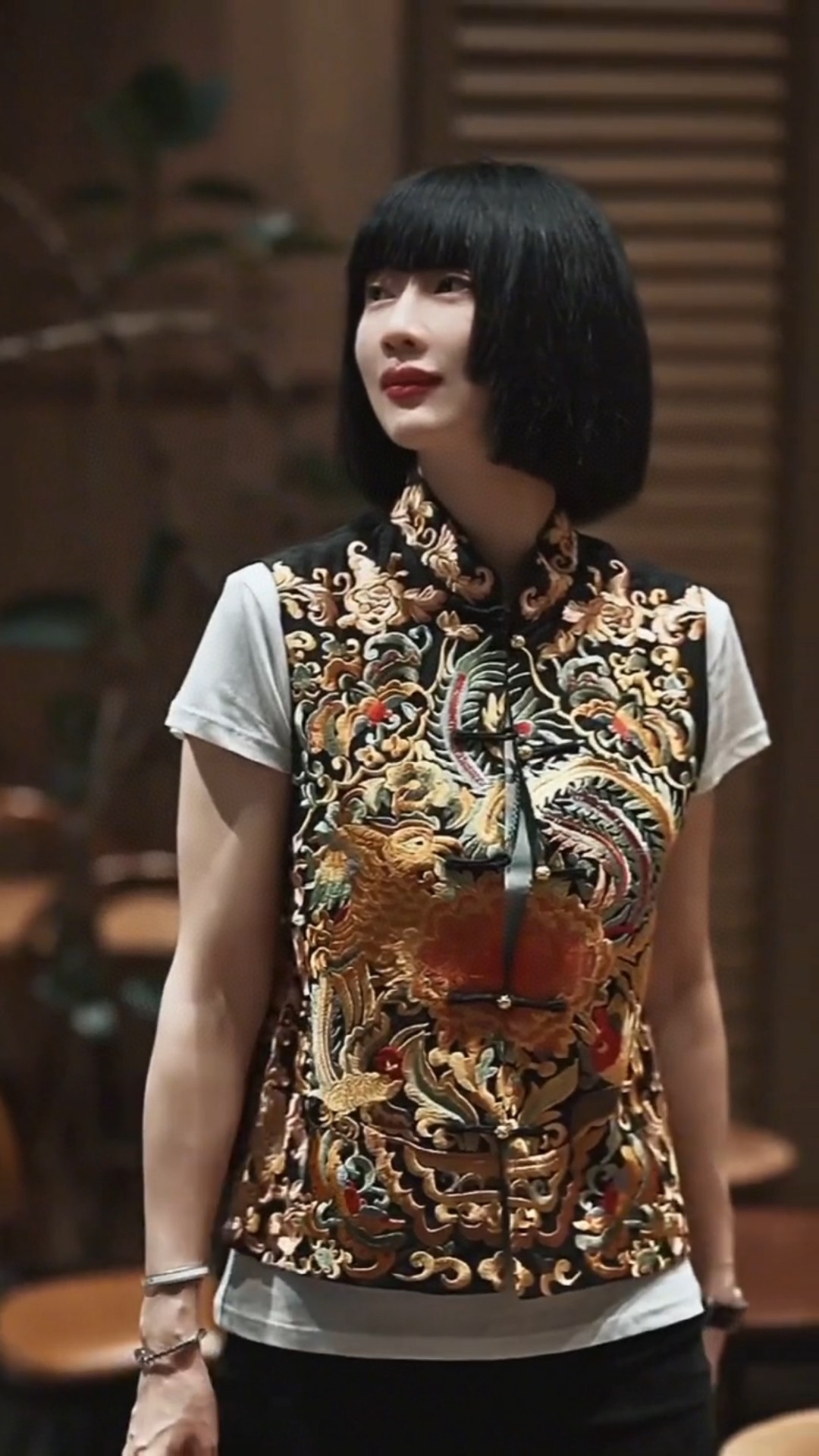 High-End Women’s Clothing Featuring New DG Packaging and Chinese Embroidered Accents