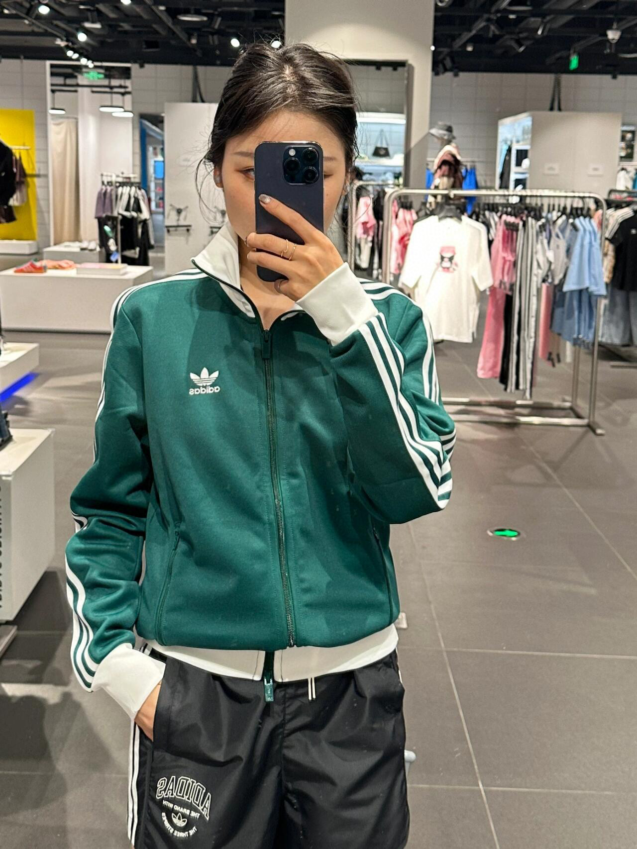 💰230
款号:QX7675
SY三叶草☘️双开头珠地磨毛入秋🍂的第一件外套 安排起来 !!!! 最火迪迪运动风🏃
❤️沈载伦将太郎崔秀彬同款磨毛.三叶草三杠半高领外套-
简直就是爱豆的经典皮肤&时髦单品!
怎么穿都好ins!怎么潮怎么来!怎么搭都好搭!
细节随意品 做工极精致
三叶草刺绣 顺滑双拉链 半高立领设计
这件买回去 你能穿到天荒地老
直接建议:这外套给我焊死
颜色:黑色 蓝色 绿色 天蓝色
尺码:m-3xl