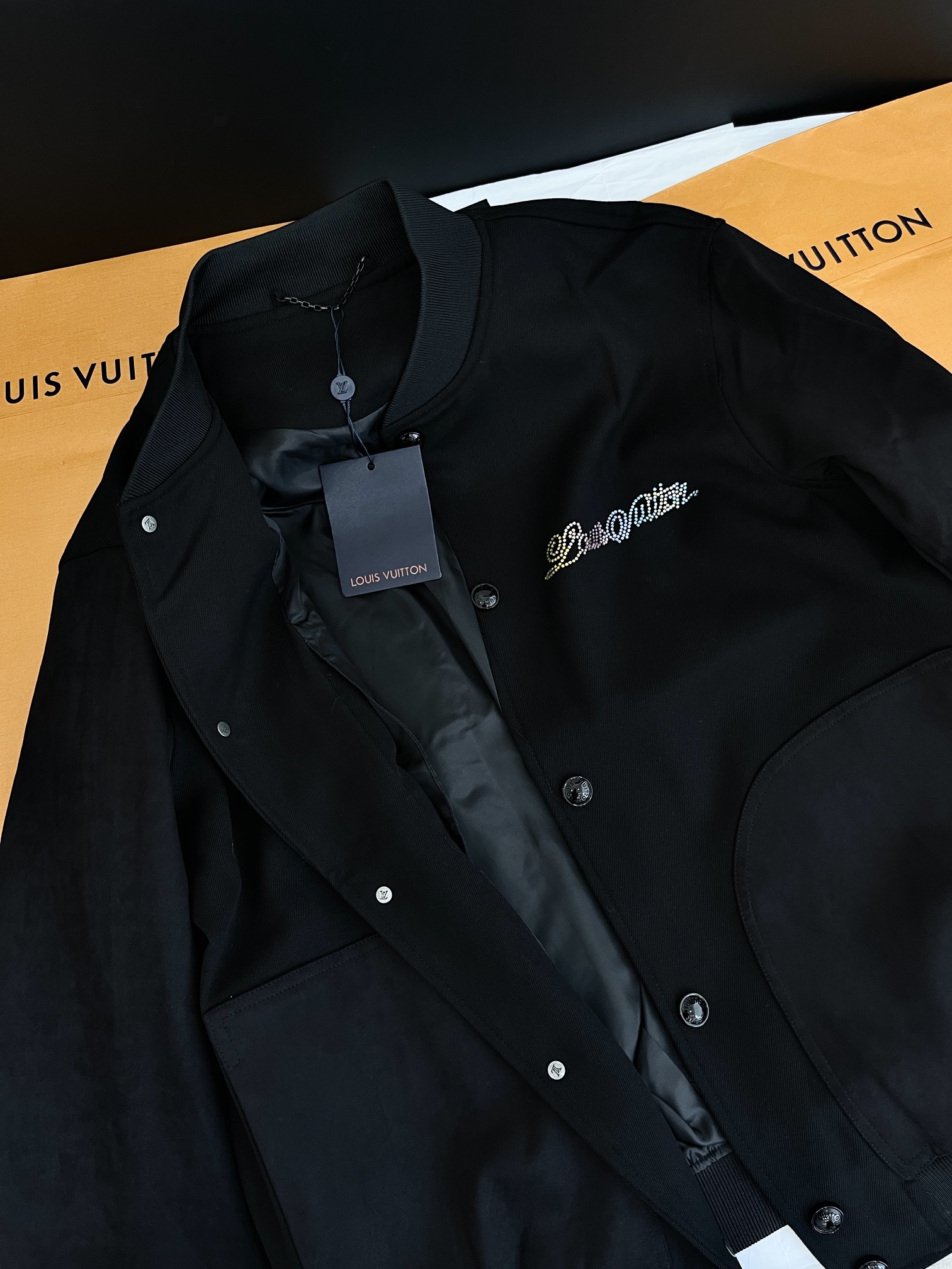 “25FW Original Hardcore Female Suit Review: Stylish Embroidered Jackets and Youthful Jeans” - 图片 2