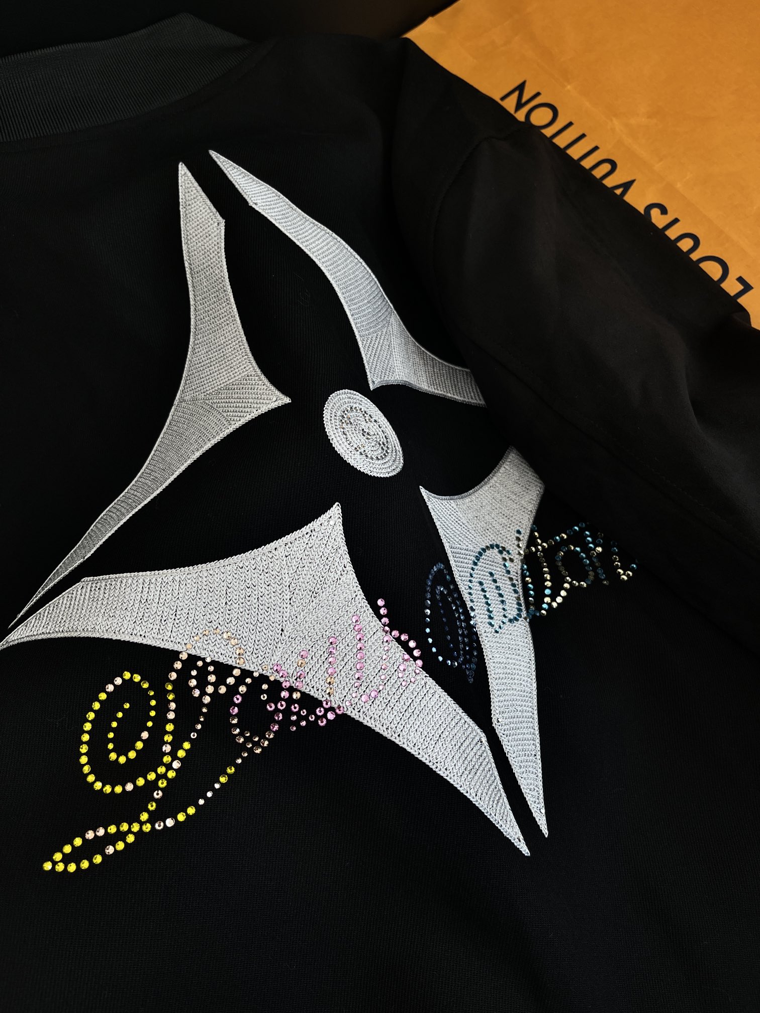 “25FW Original Hardcore Female Suit Review: Stylish Embroidered Jackets and Youthful Jeans” - 图片 8