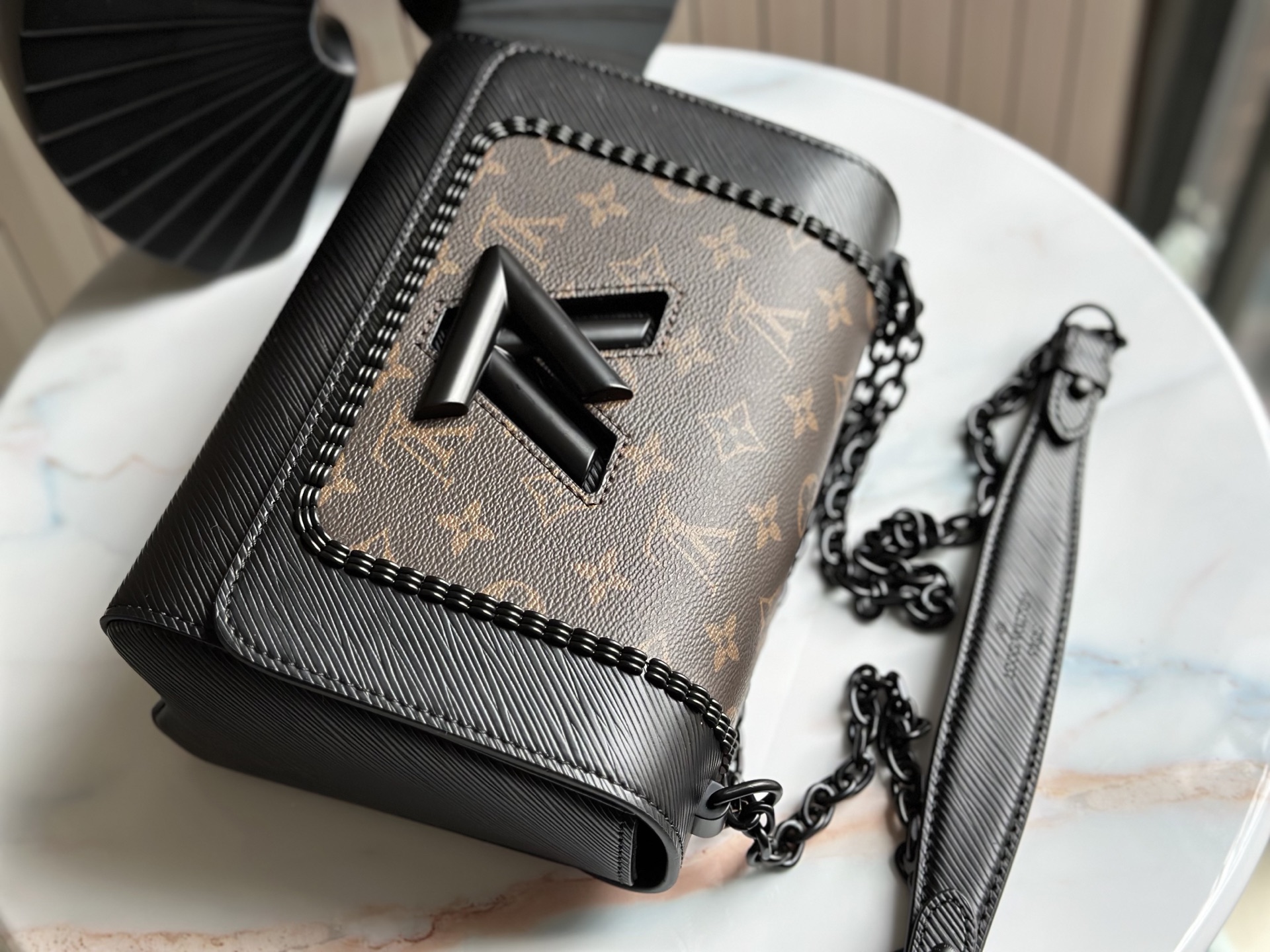 顶级原版质量💠款号(50338/44837/50282/50271)本款 Twist 中号手袋为 Monogram 帆布 顶级原版质量💠款号(50338/44837/50282/50271)本款 Twist 中号手袋为 Monogram 帆布