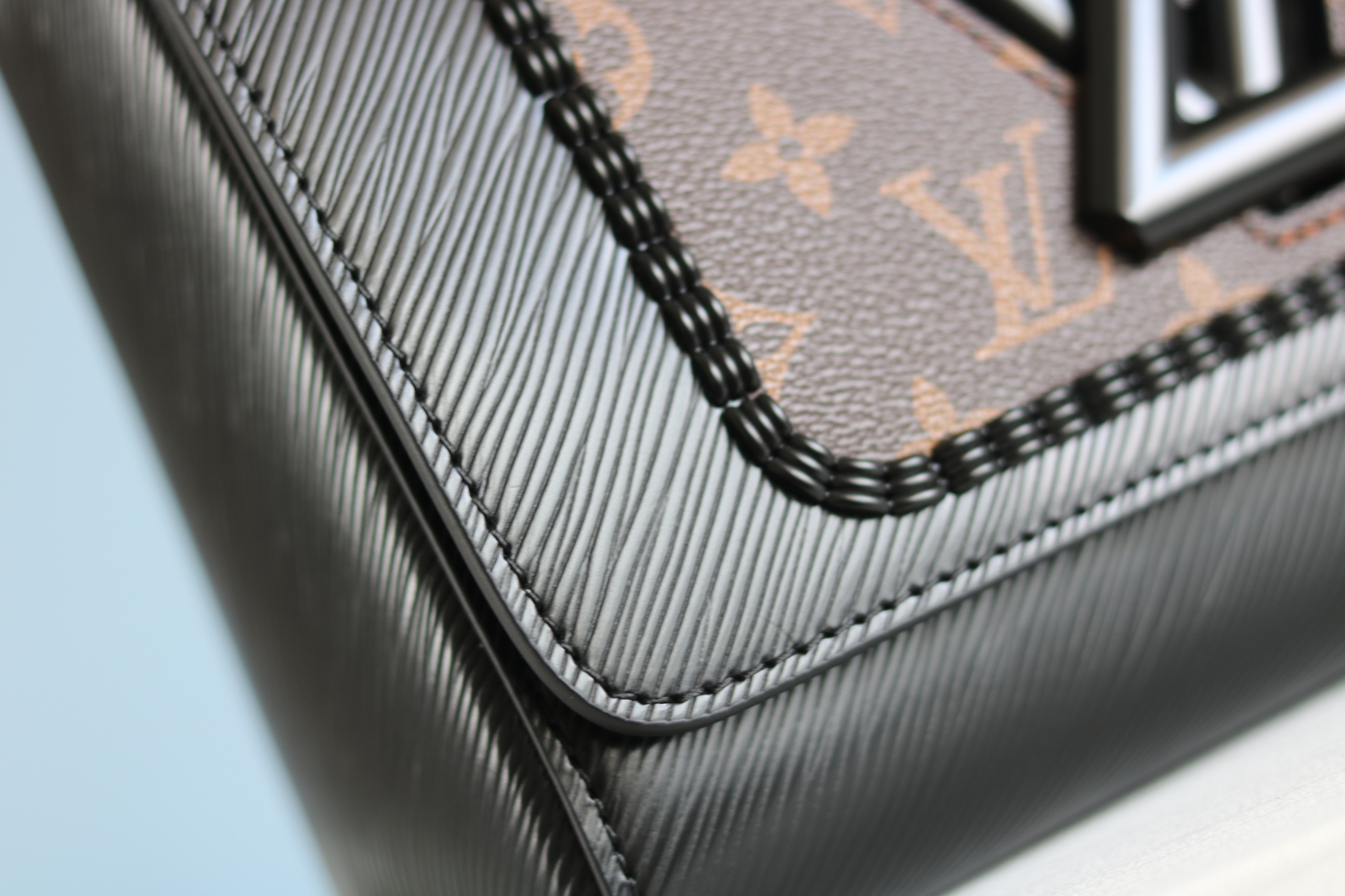 顶级原版质量💠款号(50338/44837/50282/50271)本款 Twist 中号手袋为 Monogram 帆布 顶级原版质量💠款号(50338/44837/50282/50271)本款 Twist 中号手袋为 Monogram 帆布