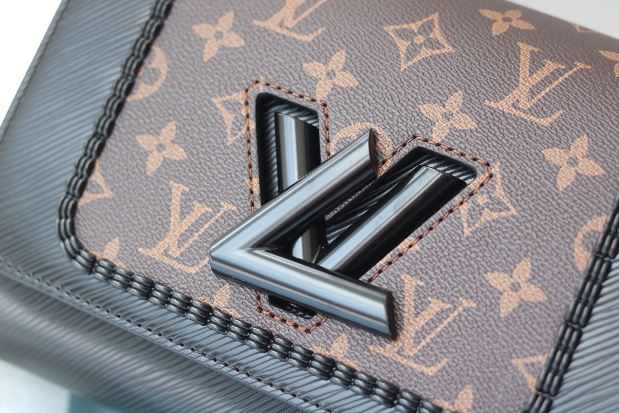 顶级原版质量💠款号(50338/44837/50282/50271)本款 Twist 中号手袋为 Monogram 帆布 顶级原版质量💠款号(50338/44837/50282/50271)本款 Twist 中号手袋为 Monogram 帆布