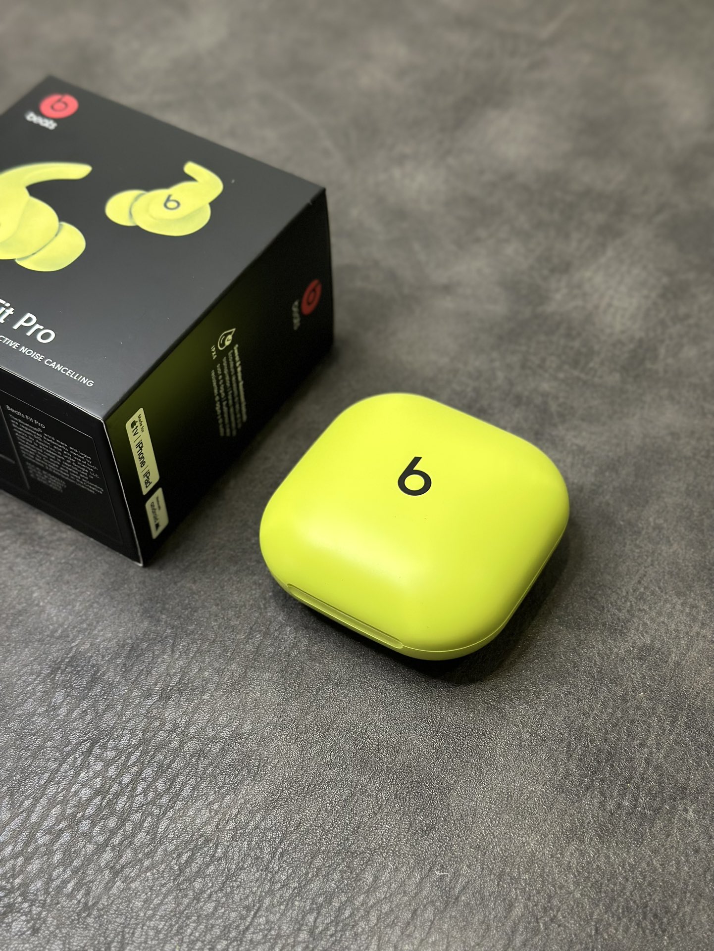 自己订单补货 批‼️💰120
正确版 Beats Fit Pro 魔音蓝牙耳机
市面唯一正确版本 开盖带弹窗版本
台湾进口芯片 1.75石墨钛喇叭 音质非常好💯
立体凹版雕刻魔音logo 区别市面错误版油漆图标
按压式切换模式‼️指哪打哪的按键回馈感
续航最长听歌可达8小时 搭配充电仓可达一天
Type-C充电口 可快速充电 充电5分钟听歌1小时
5.0蓝牙 安卓/苹果都能用 市面手机基本都匹配

提供三种尺寸胶塞 给你最佳的佩戴舒适感受！
包装清单 耳机 充电线 替换耳塞 说明书 B字贴纸等
退换要求 外观不磨损支持退换 售后保修三个月！