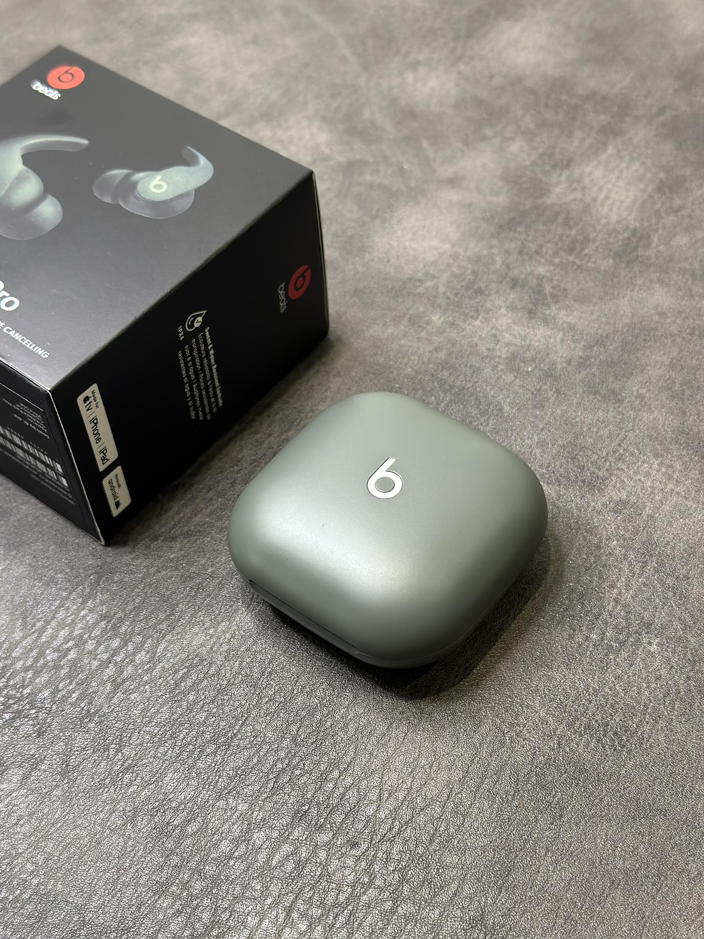 自己订单补货 批‼️💰120
正确版 Beats Fit Pro 魔音蓝牙耳机
市面唯一正确版本 开盖带弹窗版本
台湾进口芯片 1.75石墨钛喇叭 音质非常好💯
立体凹版雕刻魔音logo 区别市面错误版油漆图标
按压式切换模式‼️指哪打哪的按键回馈感
续航最长听歌可达8小时 搭配充电仓可达一天
Type-C充电口 可快速充电 充电5分钟听歌1小时
5.0蓝牙 安卓/苹果都能用 市面手机基本都匹配

提供三种尺寸胶塞 给你最佳的佩戴舒适感受！
包装清单 耳机 充电线 替换耳塞 说明书 B字贴纸等
退换要求 外观不磨损支持退换 售后保修三个月！