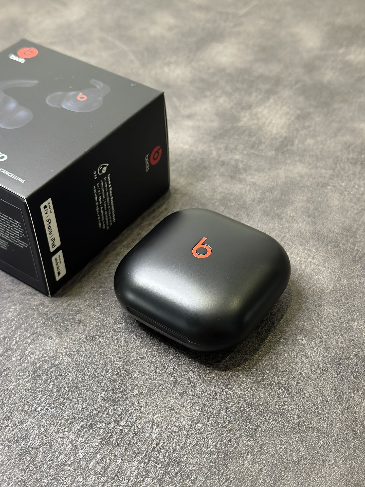 自己订单补货 批‼️💰120
正确版 Beats Fit Pro 魔音蓝牙耳机
市面唯一正确版本 开盖带弹窗版本
台湾进口芯片 1.75石墨钛喇叭 音质非常好💯
立体凹版雕刻魔音logo 区别市面错误版油漆图标
按压式切换模式‼️指哪打哪的按键回馈感
续航最长听歌可达8小时 搭配充电仓可达一天
Type-C充电口 可快速充电 充电5分钟听歌1小时
5.0蓝牙 安卓/苹果都能用 市面手机基本都匹配

提供三种尺寸胶塞 给你最佳的佩戴舒适感受！
包装清单 耳机 充电线 替换耳塞 说明书 B字贴纸等
退换要求 外观不磨损支持退换 售后保修三个月！