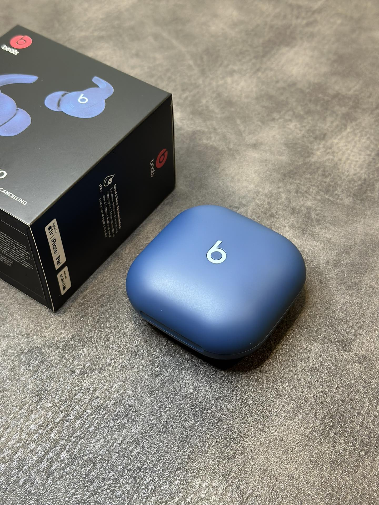 新配色出货 批‼️💰120
正确版 Beats Fit Pro 魔音蓝牙耳机
市面唯一正确版本 开盖带弹窗版本
台湾进口芯片 1.75石墨钛喇叭 音质非常好💯
立体凹版雕刻魔音logo 区别市面错误版油漆图标
按压式切换模式‼️指哪打哪的按键回馈感
续航最长听歌可达8小时 搭配充电仓可达一天
Type-C充电口 可快速充电 充电5分钟听歌1小时
5.0蓝牙 安卓/苹果都能用 市面手机基本都匹配

提供三种尺寸胶塞 给你最佳的佩戴舒适感受！
包装清单 耳机 充电线 替换耳塞 说明书 B字贴纸等
退换要求 外观不磨损支持退换 售后保修三个月！