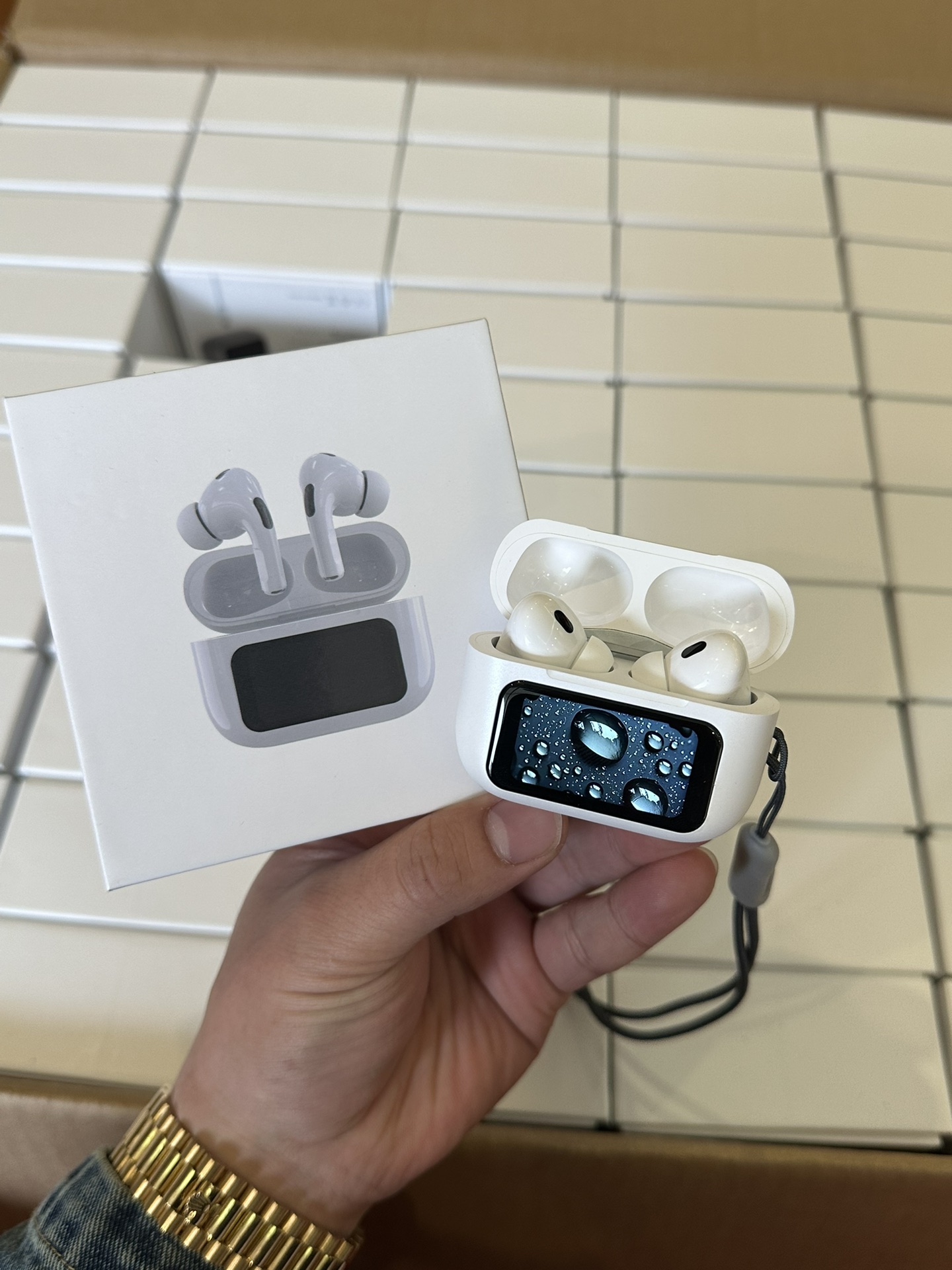 新款到货‼️💰130
抖音网红爆款 Pro5代耳机 带屏幕显示
跨境贸易公司尾单 越南代工厂出品
全智能屏 可以控制音乐外放跟降噪控制
内置均衡器调节 音质小钢炮 兼容苹果安卓

懂操作的老板上一波 有量价格可以减➖
包装完好 耳机不磨损可退换 保修三个月！