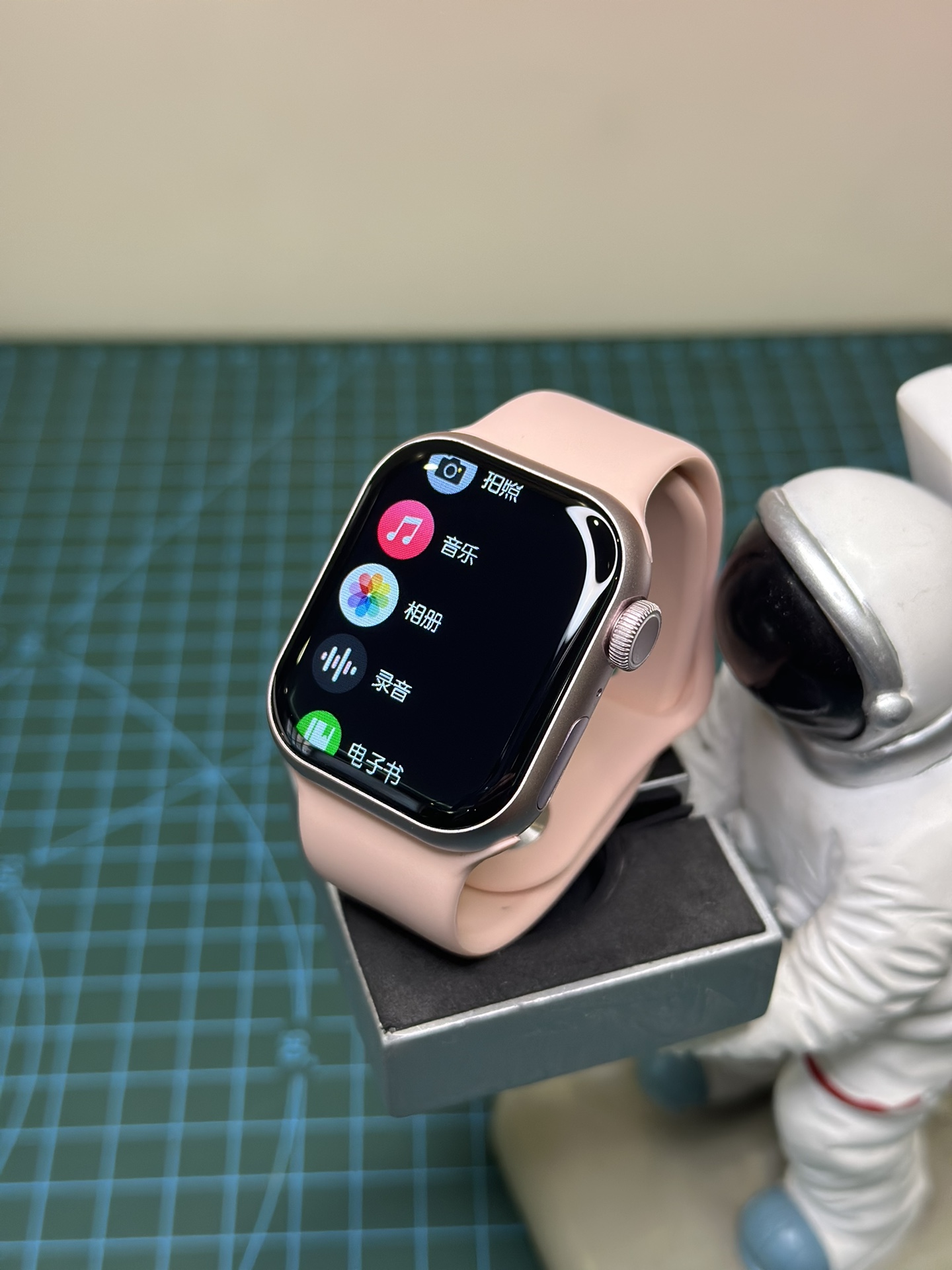 机身4G内存
支持连接耳机 离线播放音乐
支持同步相册 看小说 录音等功能