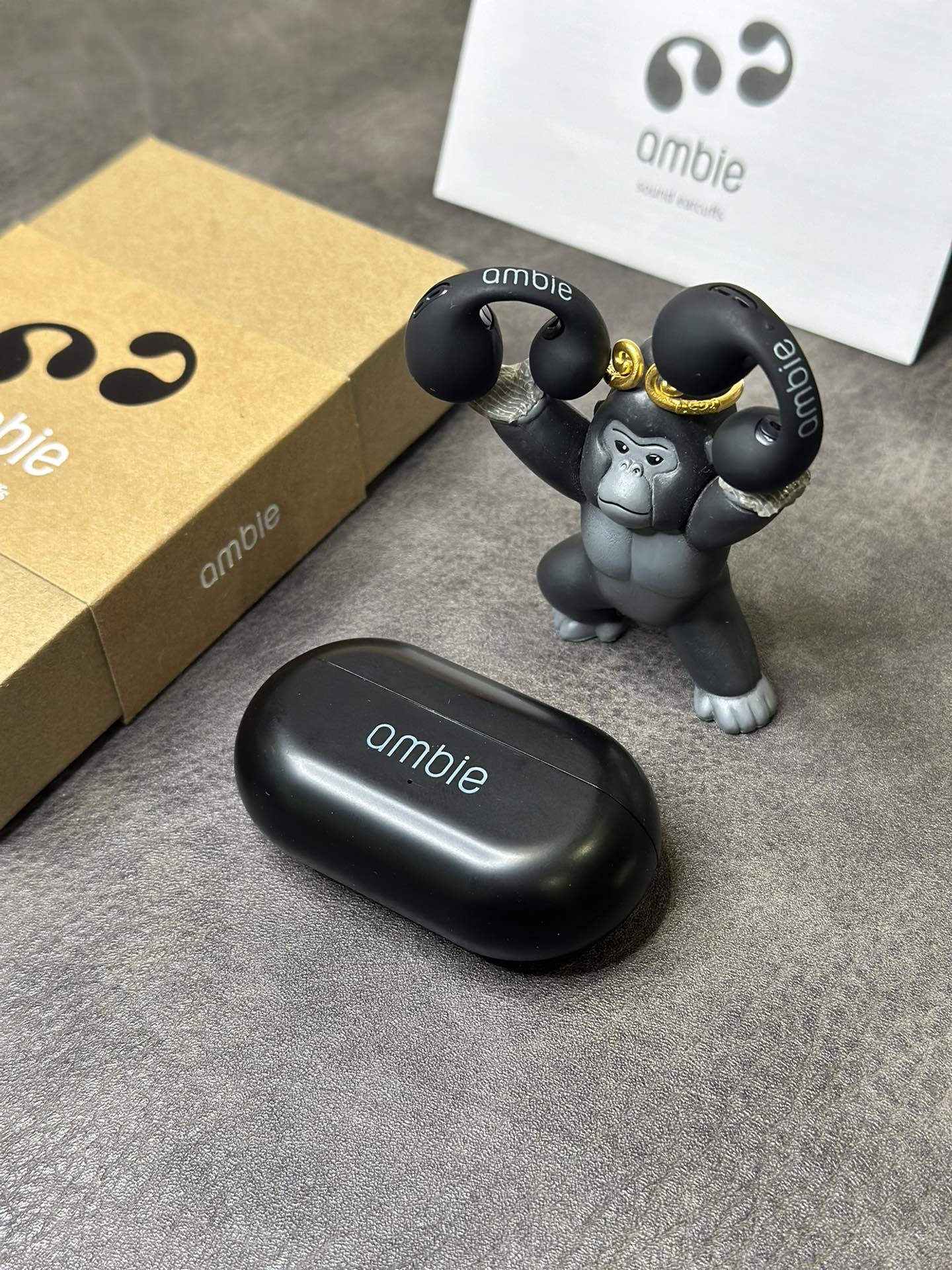 正确版本‼️💰130 全网唯一冲正版
日本索尼旗下ambie 空气/骨传导耳机
渠道高货 专供各大日本代购冲正混卖的货
耳机胶套跟正品通用 可自由更换颜色
充电仓/耳柄处都有激光刻码 市面便宜货没有刻码

小红书网红博主推荐 耳夹式设计 可当绝美耳饰
戴着像个耳环 颜值非常高 跑步也不怕掉
5.0蓝牙稳定连接 接打电话非常方便

充满电续航时间可达6小时 待机3天左右
进口芯片 利用骨传导技术传音 
紧贴耳骨后声波直接通过骨头传至听觉神经
带来高品质音乐的同时还不伤耳膜 
耳环式佩戴 不入耳 告别闷热和各种不适‼

原装1:1牛皮纸包装 外观不磨损可退换 保修3个月