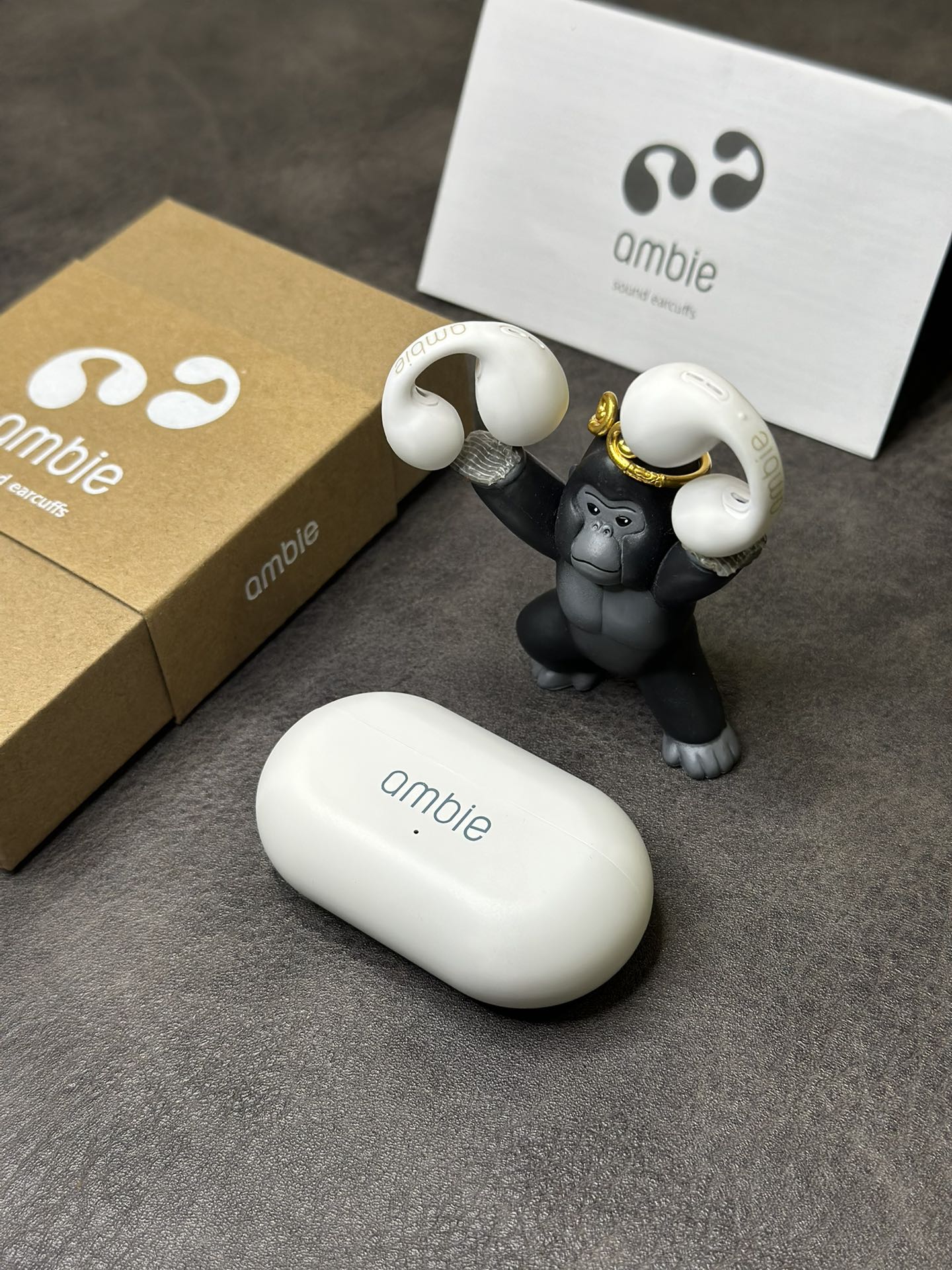 正确版本‼️💰130 全网唯一冲正版
日本索尼旗下ambie 空气/骨传导耳机
渠道高货 专供各大日本代购冲正混卖的货
耳机胶套跟正品通用 可自由更换颜色
充电仓/耳柄处都有激光刻码 市面便宜货没有刻码

小红书网红博主推荐 耳夹式设计 可当绝美耳饰
戴着像个耳环 颜值非常高 跑步也不怕掉
5.0蓝牙稳定连接 接打电话非常方便

充满电续航时间可达6小时 待机3天左右
进口芯片 利用骨传导技术传音 
紧贴耳骨后声波直接通过骨头传至听觉神经
带来高品质音乐的同时还不伤耳膜 
耳环式佩戴 不入耳 告别闷热和各种不适‼

原装1:1牛皮纸包装 外观不磨损可退换 保修3个月