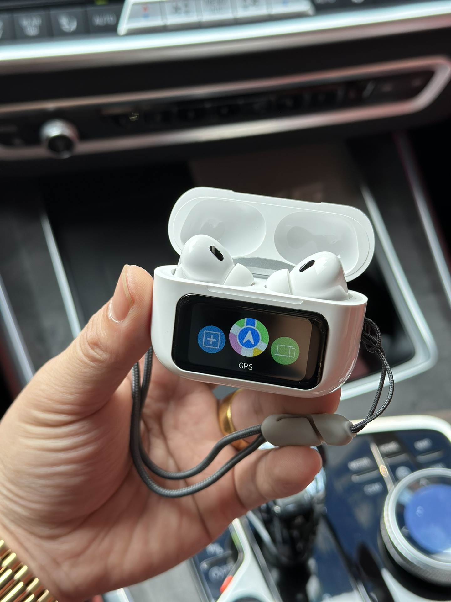 上手实拍‼️💰180
苹果AirPodsPro 3 显示屏耳机
澳洲客户订单 国内第一批发售 只有少量现货
35db真实降噪/通透效果 音质绝对稳
新款C口尾插跟包装 包装配件全部有配
支持软件连接 更换壁纸 切换歌曲 消息通知等
内置GPS定位 小游戏 名片收款码 天气日历
各种功能非常齐全 强烈推荐入手把玩
真正外单尾货 不要拿市面几十块的货来比
两个层次的东西 没有可比性
赠送图中配件 数据线 替换耳塞 挂绳等
图片均为实拍 照片什么样 实物就是什么样
售后保修三个月 外观不磨损支持退换