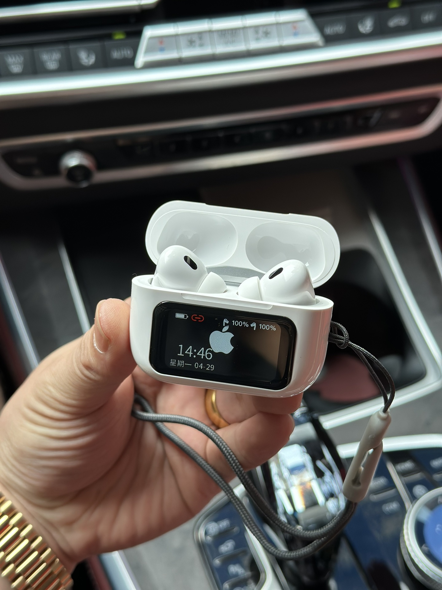 上手实拍‼️💰180
苹果AirPodsPro 3 显示屏耳机
澳洲客户订单 国内第一批发售 只有少量现货
35db真实降噪/通透效果 音质绝对稳
新款C口尾插跟包装 包装配件全部有配
支持软件连接 更换壁纸 切换歌曲 消息通知等
内置GPS定位 小游戏 名片收款码 天气日历
各种功能非常齐全 强烈推荐入手把玩
真正外单尾货 不要拿市面几十块的货来比
两个层次的东西 没有可比性
赠送图中配件 数据线 替换耳塞 挂绳等
图片均为实拍 照片什么样 实物就是什么样
售后保修三个月 外观不磨损支持退换