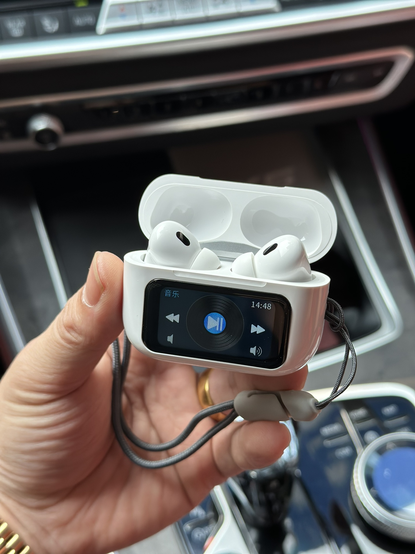 上手实拍‼️💰180
苹果AirPodsPro 3 显示屏耳机
澳洲客户订单 国内第一批发售 只有少量现货
35db真实降噪/通透效果 音质绝对稳
新款C口尾插跟包装 包装配件全部有配
支持软件连接 更换壁纸 切换歌曲 消息通知等
内置GPS定位 小游戏 名片收款码 天气日历
各种功能非常齐全 强烈推荐入手把玩
真正外单尾货 不要拿市面几十块的货来比
两个层次的东西 没有可比性
赠送图中配件 数据线 替换耳塞 挂绳等
图片均为实拍 照片什么样 实物就是什么样
售后保修三个月 外观不磨损支持退换