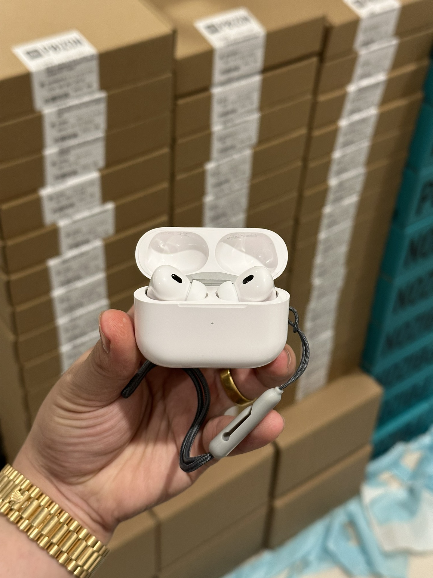 库存充足‼️💰90
Apple苹果 AirPodsPro 第二代耳机
外贸澳洲鸽目订单 尾单库存
35db真实降噪/通透效果 音质绝对稳
外贸1:1公司货 真实五码合一官网可查
24年新款C口尾插跟包装 包装配件全部一致