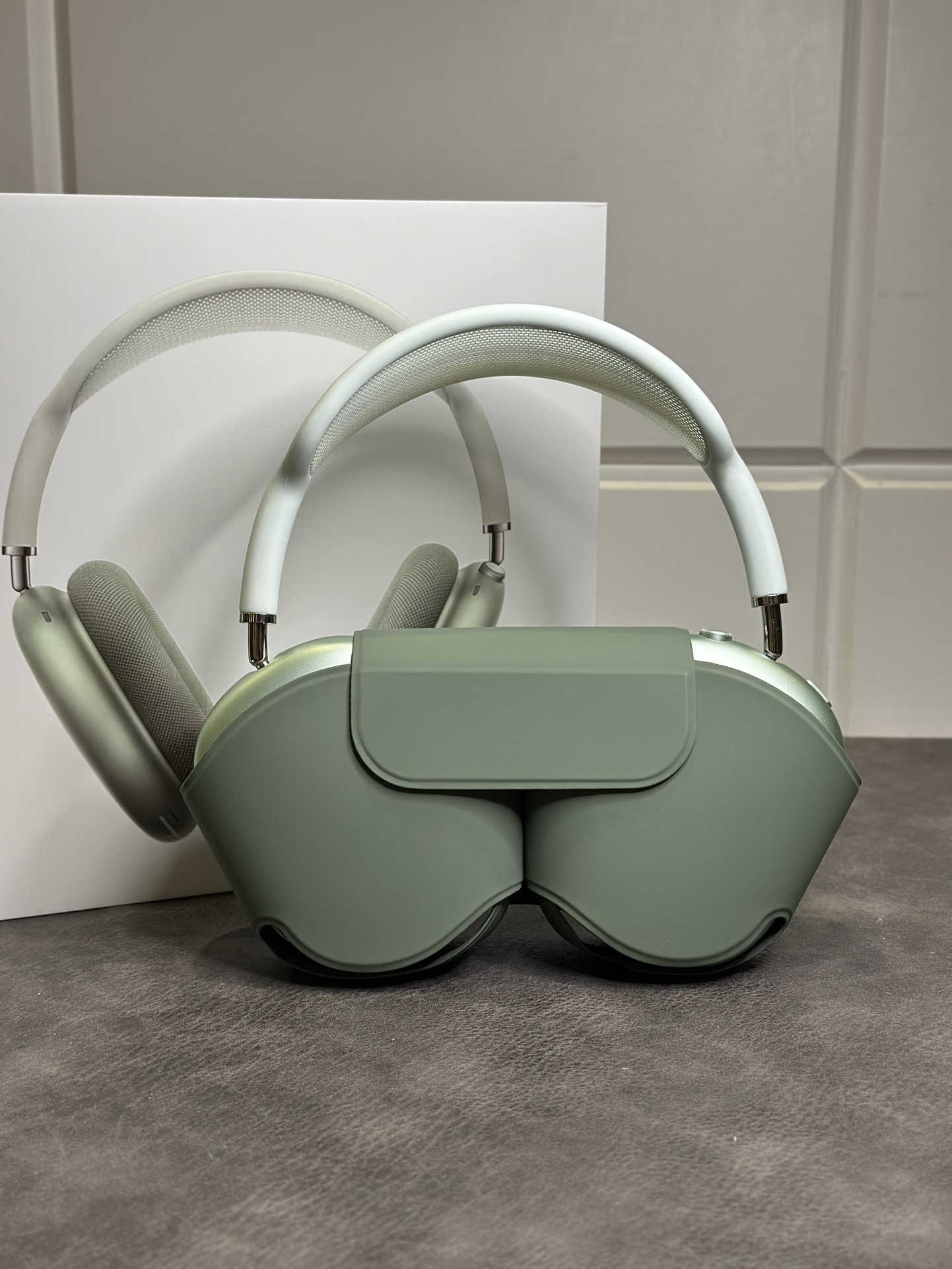 绿色#细节实拍
激光码 旋钮按键 原装头桥织网 
磁吸收纳袋 全部都是1:1原模开发