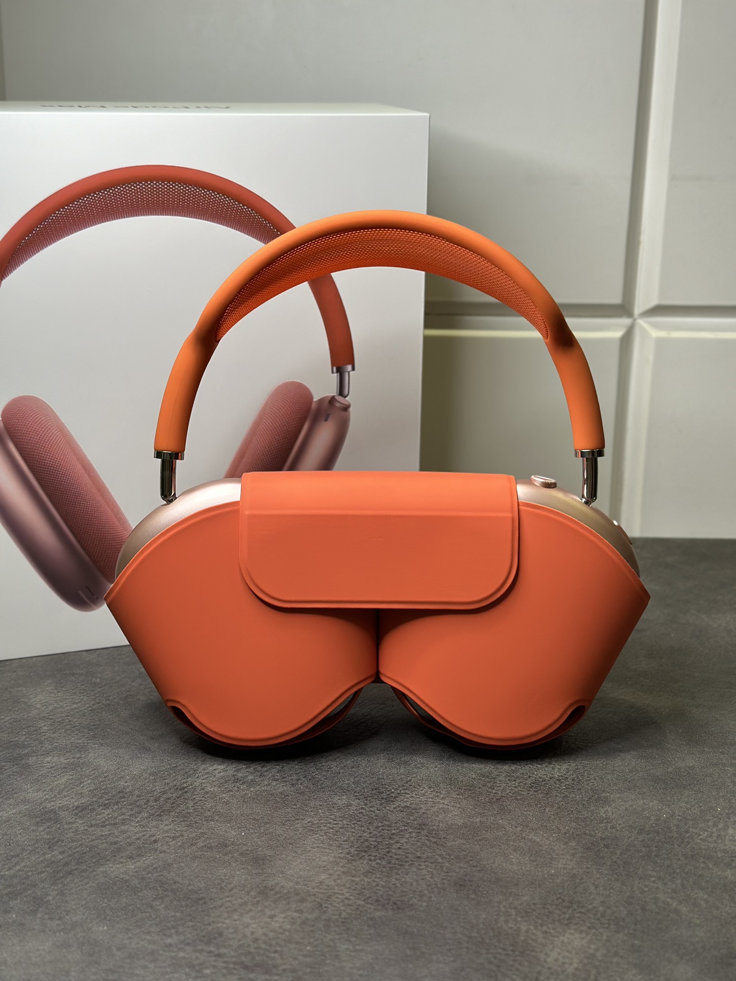 红色#细节实拍
激光码 旋钮按键 原装头桥织网 
磁吸收纳袋 全部都是1:1原模开发