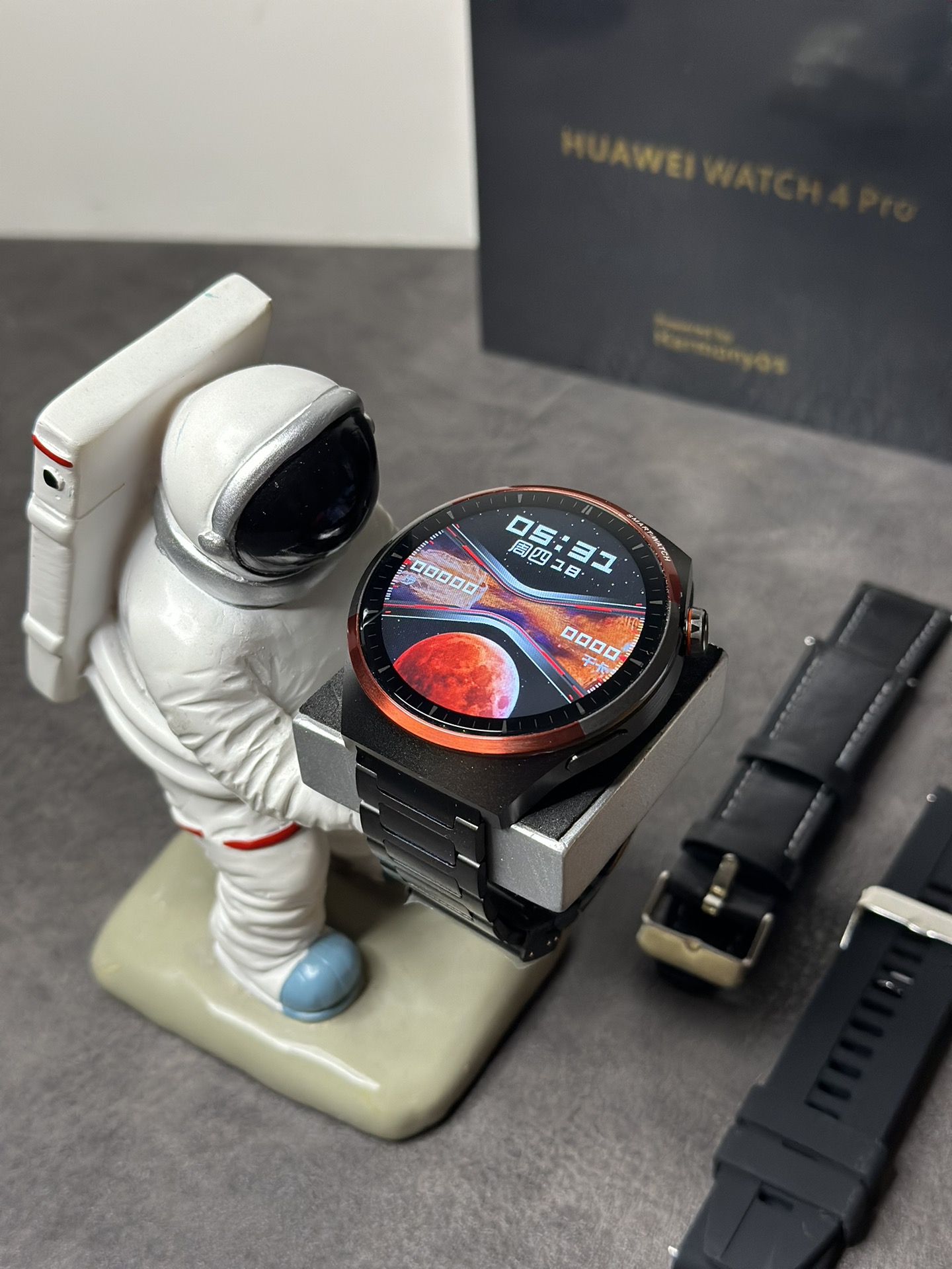 新款出货‼️💰190
华为HUAWEI Watch4Pro 太空探索版
市面唯一1.62inch球面圆屏蓝宝石镜面屏幕
原尺寸开发1:1钛合金边框 外观跟正品完全一样
独家曲面屏‼️区别市面通货都是平面玻璃一眼假
升级无线充电功能 放上即可充电 更加方便省事
双续航低功耗芯片 超长待机 佩戴一天待机一周!
思澈6799LN芯片 流畅度非常稳 佩戴上手看不出假
新增6套UI界面 带分屏显示 屏幕小组件等功能
支持QQ微信短信消息提醒 带支付宝离线支付
正品同款动态地球表盘 地球图案可旋转!!!
支持微信步数同步 心率体温 血氧血糖血压等功能
正品该有的功能基本都有 满足日常测试需求
内置指南针功能 手电筒 语音助手 远程遥控拍照定位等
自带3款游戏 支持NFC门禁卡 床头灯 息屏时钟等
包装标配3条表带 无线充电器 说明书等
售后保修三个月!屏幕膜不撕外观无磕碰可以退换‼️