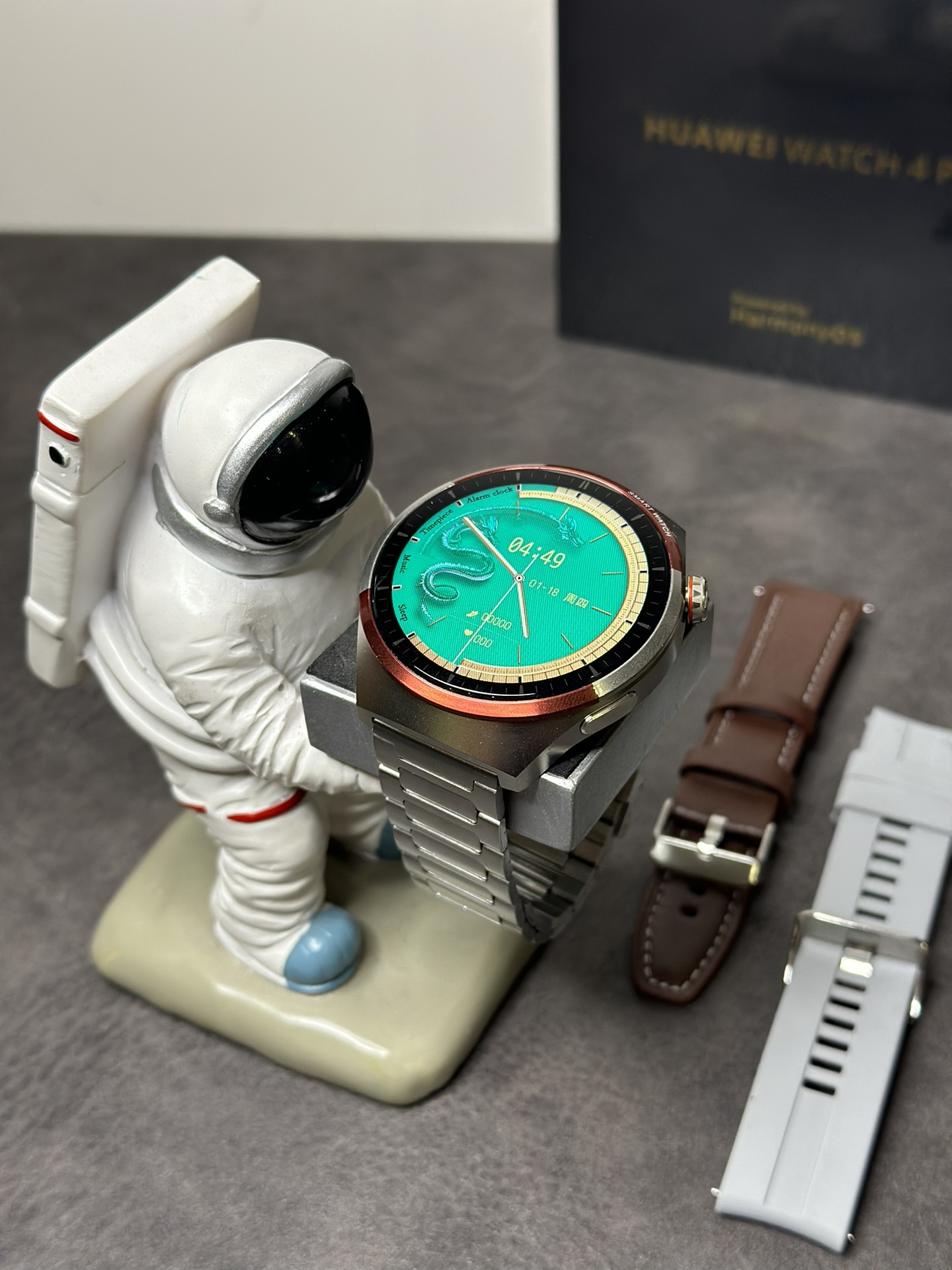 新款出货‼️💰190
华为HUAWEI Watch4Pro 太空探索版
市面唯一1.62inch球面圆屏蓝宝石镜面屏幕
原尺寸开发1:1钛合金边框 外观跟正品完全一样
独家曲面屏‼️区别市面通货都是平面玻璃一眼假
升级无线充电功能 放上即可充电 更加方便省事
双续航低功耗芯片 超长待机 佩戴一天待机一周!
思澈6799LN芯片 流畅度非常稳 佩戴上手看不出假
新增6套UI界面 带分屏显示 屏幕小组件等功能
支持QQ微信短信消息提醒 带支付宝离线支付
正品同款动态地球表盘 地球图案可旋转!!!
支持微信步数同步 心率体温 血氧血糖血压等功能
正品该有的功能基本都有 满足日常测试需求
内置指南针功能 手电筒 语音助手 远程遥控拍照定位等
自带3款游戏 支持NFC门禁卡 床头灯 息屏时钟等
包装标配3条表带 无线充电器 说明书等
售后保修三个月!屏幕膜不撕外观无磕碰可以退换‼️