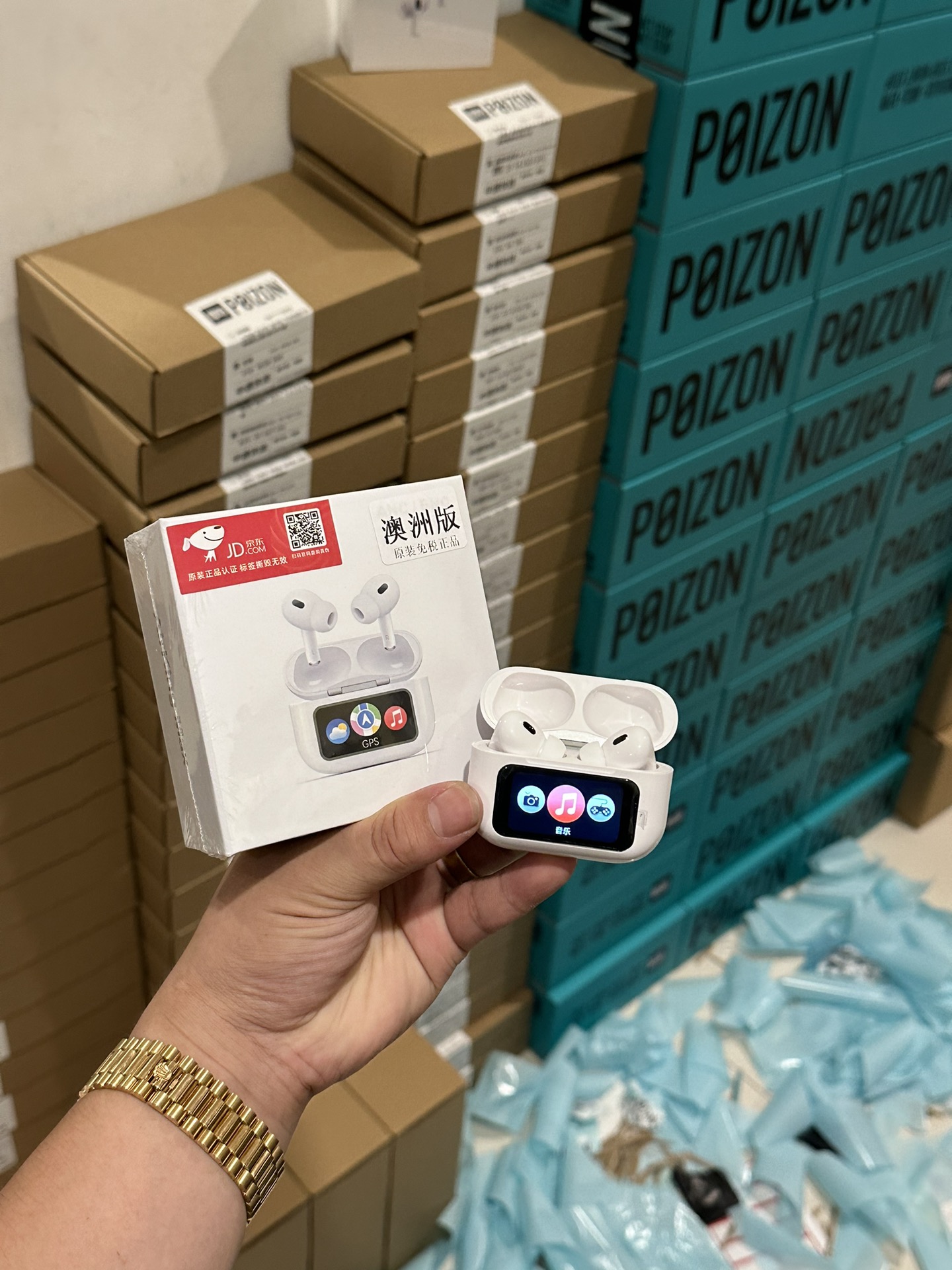 发货实拍‼️💰130
苹果AirPodsPro 3 显示屏耳机
澳洲客户订单 国内第一批发售 只有少量现货
35db真实降噪/通透效果 音质绝对稳
新款C口尾插跟包装 包装配件全部有配
支持软件连接 更换壁纸 切换歌曲 消息通知等
内置GPS定位 小游戏 名片收款码 天气日历
各种功能非常齐全 强烈推荐入手把玩
真正外单尾货 不要拿市面几十块的货来比
两个层次的东西 没有可比性
赠送图中配件 数据线 替换耳塞 挂绳等
图片均为实拍 照片什么样 实物就是什么样
售后保修三个月 外观不磨损支持退换