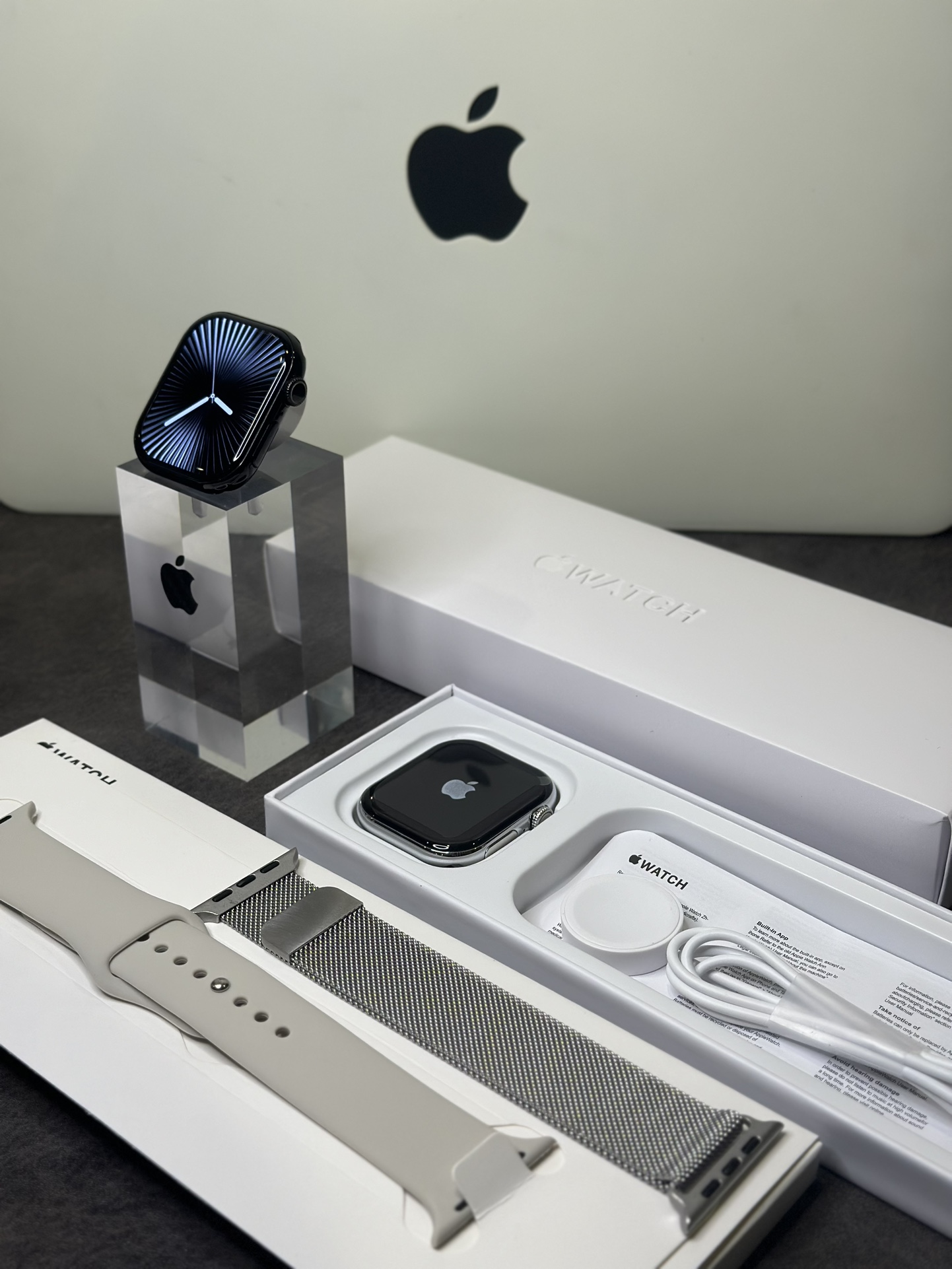 ln毒版 新款首发‼️💰290
苹果AppleWatch 10代 S10手表 亮银色
全新钛合金边框 扬声器开孔跟按键圈全部1:1正确
原壳料开模 外观尺寸跟原装一样 上手看不出假!
通用正品保护壳 孔位全部对应 市面通货目前做不到
原装Oled液晶屏 黑边跟分辨率跟正品一样 目前最屌
46mm钛合金边框 重量质感跟正品完全一样
市面没有任何同行能够做到如此完全1:1复刻
各位可以尽情对比 欢迎打脸 这就是原版开发的底气
内置GPT Ai助手 任何问题都能回答 非常强大
新增噪音检测功能‼️本地相册 地图导航 电子书
本地音乐 股票 AI翻译 录音笔 手电筒 小游戏等功能
不用带手机也能用手表听歌 手表可以连接蓝牙耳机
系统自带175种运动模式 准确记录各种运动数据
IP88级防水设计 再次刷新标准 生活防水无压力
真实心率检测 真实血氧检测 目前最稳定的智能手表
支持息屏显示 屏幕常亮 床头灯等功能
带微信/支付宝离线支付 NFC门禁 语音助手等50种功能
正品该有的我们也都有 给你正品般享受体验
自家开发app 可自定表盘壁纸 查看各种测量数据
绑定app后可接受微信消息 查看信息内容等
软件内置500+种表盘 长期更新表盘 全部免费使用
目前功能最全的一款表 建议各位到手慢慢挖掘‼️
手表标配机头 双表带 手表无线充 说明书 等等
售后要求 外观不磨损 屏幕膜不撕过可退换‼️
售后保修三个月 人为损坏需收取配件费用