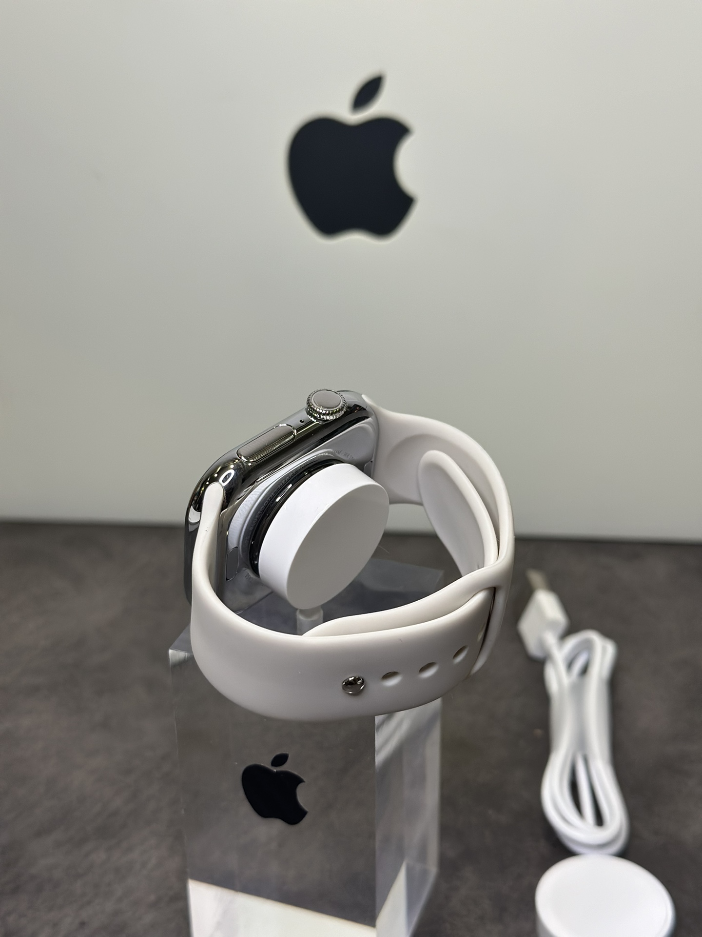 ln毒版 新款首发‼️💰290
苹果AppleWatch 10代 S10手表 亮银色
全新钛合金边框 扬声器开孔跟按键圈全部1:1正确
原壳料开模 外观尺寸跟原装一样 上手看不出假!
通用正品保护壳 孔位全部对应 市面通货目前做不到
原装Oled液晶屏 黑边跟分辨率跟正品一样 目前最屌
46mm钛合金边框 重量质感跟正品完全一样
市面没有任何同行能够做到如此完全1:1复刻
各位可以尽情对比 欢迎打脸 这就是原版开发的底气
内置GPT Ai助手 任何问题都能回答 非常强大
新增噪音检测功能‼️本地相册 地图导航 电子书
本地音乐 股票 AI翻译 录音笔 手电筒 小游戏等功能
不用带手机也能用手表听歌 手表可以连接蓝牙耳机
系统自带175种运动模式 准确记录各种运动数据
IP88级防水设计 再次刷新标准 生活防水无压力
真实心率检测 真实血氧检测 目前最稳定的智能手表
支持息屏显示 屏幕常亮 床头灯等功能
带微信/支付宝离线支付 NFC门禁 语音助手等50种功能
正品该有的我们也都有 给你正品般享受体验
自家开发app 可自定表盘壁纸 查看各种测量数据
绑定app后可接受微信消息 查看信息内容等
软件内置500+种表盘 长期更新表盘 全部免费使用
目前功能最全的一款表 建议各位到手慢慢挖掘‼️
手表标配机头 双表带 手表无线充 说明书 等等
售后要求 外观不磨损 屏幕膜不撕过可退换‼️
售后保修三个月 人为损坏需收取配件费用