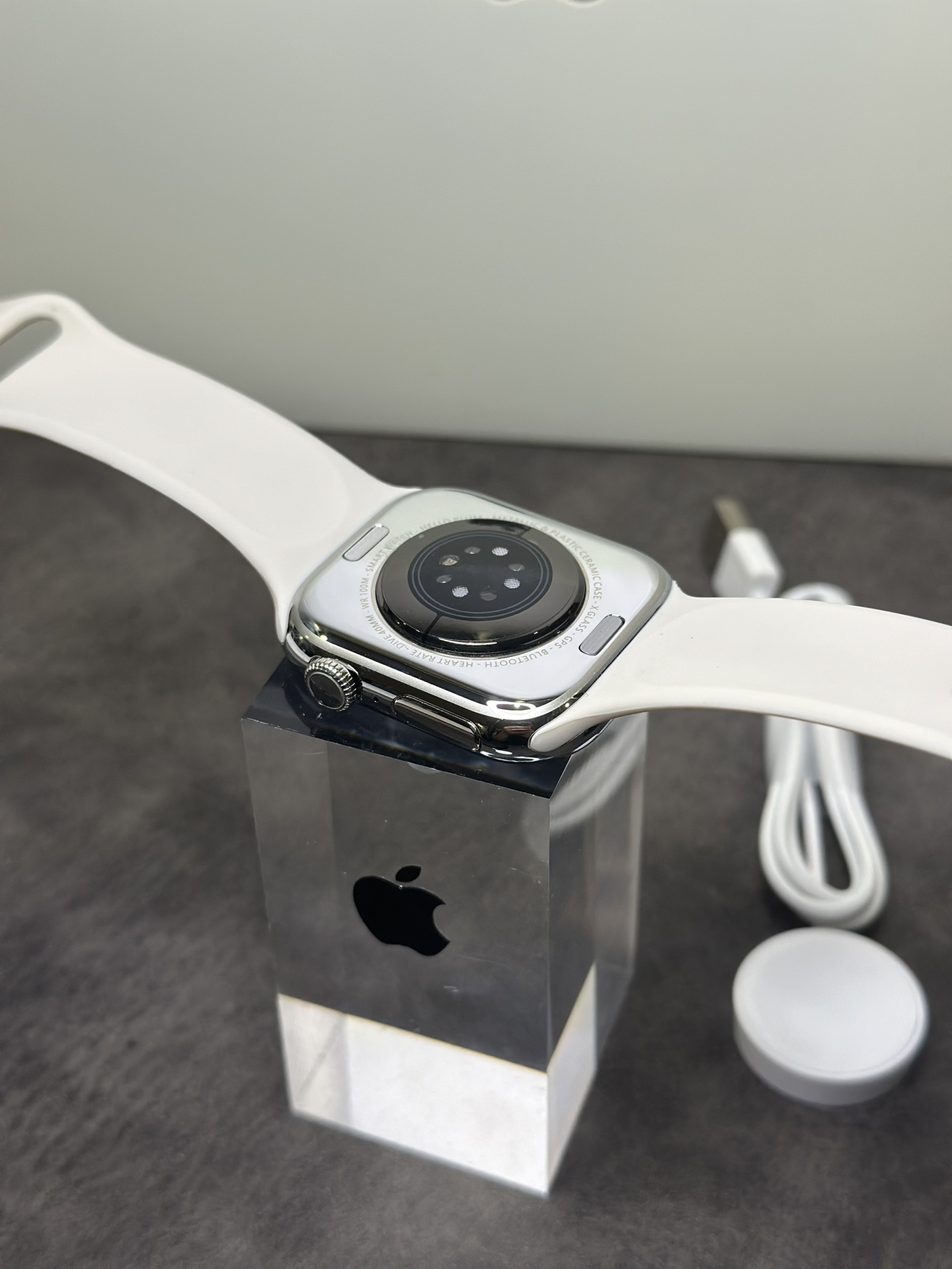 ln毒版 新款首发‼️💰290
苹果AppleWatch 10代 S10手表 亮银色
全新钛合金边框 扬声器开孔跟按键圈全部1:1正确
原壳料开模 外观尺寸跟原装一样 上手看不出假!
通用正品保护壳 孔位全部对应 市面通货目前做不到
原装Oled液晶屏 黑边跟分辨率跟正品一样 目前最屌
46mm钛合金边框 重量质感跟正品完全一样
市面没有任何同行能够做到如此完全1:1复刻
各位可以尽情对比 欢迎打脸 这就是原版开发的底气
内置GPT Ai助手 任何问题都能回答 非常强大
新增噪音检测功能‼️本地相册 地图导航 电子书
本地音乐 股票 AI翻译 录音笔 手电筒 小游戏等功能
不用带手机也能用手表听歌 手表可以连接蓝牙耳机
系统自带175种运动模式 准确记录各种运动数据
IP88级防水设计 再次刷新标准 生活防水无压力
真实心率检测 真实血氧检测 目前最稳定的智能手表
支持息屏显示 屏幕常亮 床头灯等功能
带微信/支付宝离线支付 NFC门禁 语音助手等50种功能
正品该有的我们也都有 给你正品般享受体验
自家开发app 可自定表盘壁纸 查看各种测量数据
绑定app后可接受微信消息 查看信息内容等
软件内置500+种表盘 长期更新表盘 全部免费使用
目前功能最全的一款表 建议各位到手慢慢挖掘‼️
手表标配机头 双表带 手表无线充 说明书 等等
售后要求 外观不磨损 屏幕膜不撕过可退换‼️
售后保修三个月 人为损坏需收取配件费用