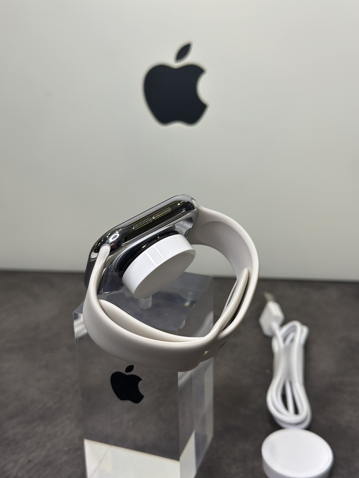 ln毒版 新款首发‼️💰290
苹果AppleWatch 10代 S10手表 亮银色
全新钛合金边框 扬声器开孔跟按键圈全部1:1正确
原壳料开模 外观尺寸跟原装一样 上手看不出假!
通用正品保护壳 孔位全部对应 市面通货目前做不到
原装Oled液晶屏 黑边跟分辨率跟正品一样 目前最屌
46mm钛合金边框 重量质感跟正品完全一样
市面没有任何同行能够做到如此完全1:1复刻
各位可以尽情对比 欢迎打脸 这就是原版开发的底气
内置GPT Ai助手 任何问题都能回答 非常强大
新增噪音检测功能‼️本地相册 地图导航 电子书
本地音乐 股票 AI翻译 录音笔 手电筒 小游戏等功能
不用带手机也能用手表听歌 手表可以连接蓝牙耳机
系统自带175种运动模式 准确记录各种运动数据
IP88级防水设计 再次刷新标准 生活防水无压力
真实心率检测 真实血氧检测 目前最稳定的智能手表
支持息屏显示 屏幕常亮 床头灯等功能
带微信/支付宝离线支付 NFC门禁 语音助手等50种功能
正品该有的我们也都有 给你正品般享受体验
自家开发app 可自定表盘壁纸 查看各种测量数据
绑定app后可接受微信消息 查看信息内容等
软件内置500+种表盘 长期更新表盘 全部免费使用
目前功能最全的一款表 建议各位到手慢慢挖掘‼️
手表标配机头 双表带 手表无线充 说明书 等等
售后要求 外观不磨损 屏幕膜不撕过可退换‼️
售后保修三个月 人为损坏需收取配件费用