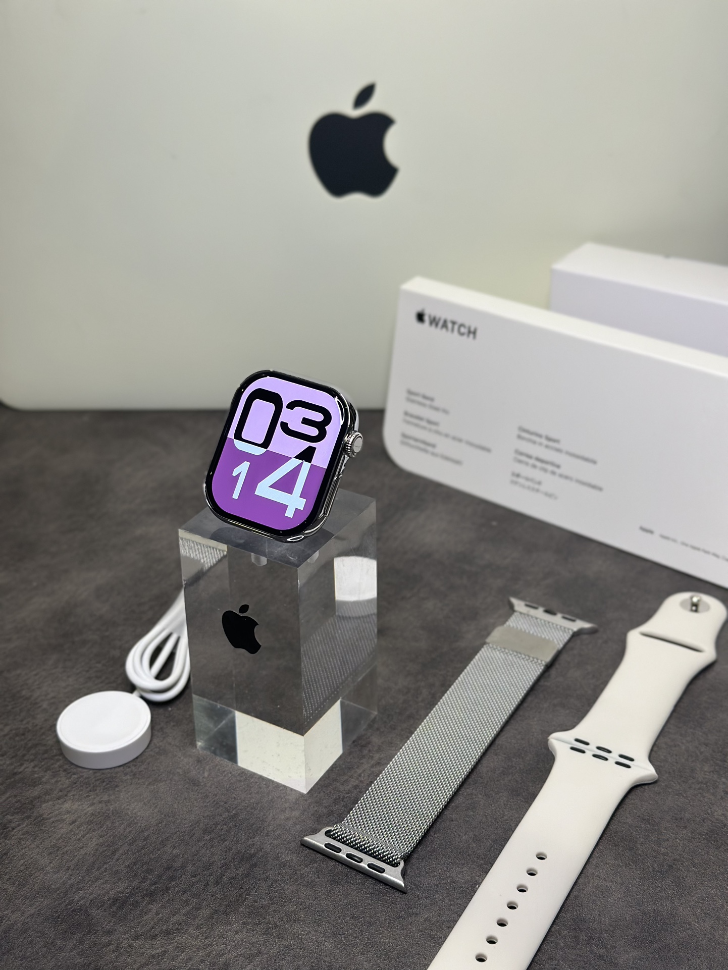 ln毒版 新款首发‼️💰290
苹果AppleWatch 10代 S10手表 亮银色
全新钛合金边框 扬声器开孔跟按键圈全部1:1正确
原壳料开模 外观尺寸跟原装一样 上手看不出假!
通用正品保护壳 孔位全部对应 市面通货目前做不到
原装Oled液晶屏 黑边跟分辨率跟正品一样 目前最屌
46mm钛合金边框 重量质感跟正品完全一样
市面没有任何同行能够做到如此完全1:1复刻
各位可以尽情对比 欢迎打脸 这就是原版开发的底气
内置GPT Ai助手 任何问题都能回答 非常强大
新增噪音检测功能‼️本地相册 地图导航 电子书
本地音乐 股票 AI翻译 录音笔 手电筒 小游戏等功能
不用带手机也能用手表听歌 手表可以连接蓝牙耳机
系统自带175种运动模式 准确记录各种运动数据
IP88级防水设计 再次刷新标准 生活防水无压力
真实心率检测 真实血氧检测 目前最稳定的智能手表
支持息屏显示 屏幕常亮 床头灯等功能
带微信/支付宝离线支付 NFC门禁 语音助手等50种功能
正品该有的我们也都有 给你正品般享受体验
自家开发app 可自定表盘壁纸 查看各种测量数据
绑定app后可接受微信消息 查看信息内容等
软件内置500+种表盘 长期更新表盘 全部免费使用
目前功能最全的一款表 建议各位到手慢慢挖掘‼️
手表标配机头 双表带 手表无线充 说明书 等等
售后要求 外观不磨损 屏幕膜不撕过可退换‼️
售后保修三个月 人为损坏需收取配件费用