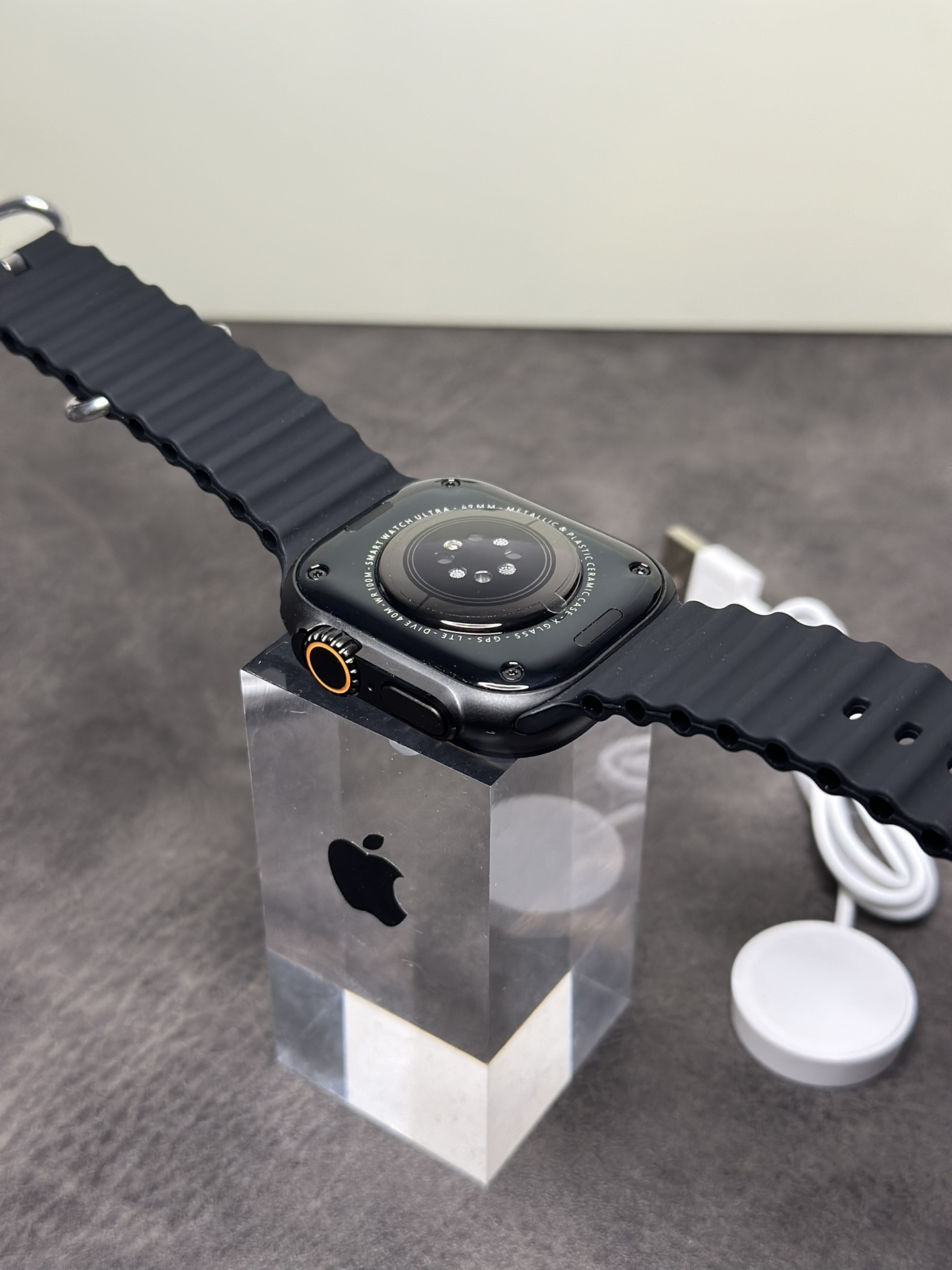 ln毒版出货‼️💰290
苹果AppleWatch Ultra2 手表 2024 黑色款
全新钛合金边框 扬声器开孔跟按键圈全部1:1正确
原壳料开模 外观尺寸跟原装一样 上手看不出假!
通用正品保护壳 孔位全部对应 市面通货目前做不到
原装Oled液晶屏 黑边跟分辨率跟正品一样 目前最屌
49mm钛合金边框 重量质感跟正品完全一样
市面没有任何同行能够做到如此完全1:1复刻
各位可以尽情对比 欢迎打脸 这就是原版开发的底气
内置GPT Ai助手 任何问题都能回答 非常强大
新增噪音检测功能‼️本地相册 地图导航 电子书
本地音乐 股票 AI翻译 录音笔 手电筒 小游戏等功能
不用带手机也能用手表听歌 手表可以连接蓝牙耳机
系统自带175种运动模式 准确记录各种运动数据
IP88级防水设计 再次刷新标准 生活防水无压力
真实心率检测 真实血氧检测 目前最稳定的智能手表
支持息屏显示 屏幕常亮 床头灯等功能
带支付宝离线支付 NFC门禁 语音助手等50种功能
正品该有的我们也都有 给你正品般享受体验
自家开发app 可自定表盘壁纸 查看各种测量数据
绑定app后可接受微信消息 查看信息内容等
软件内置500+种表盘 长期更新表盘 全部免费使用
目前功能最全的一款表 建议各位到手慢慢挖掘‼️
手表标配机头 双表带 手表无线充 说明书 等等
售后要求 外观不磨损 屏幕膜不撕过可退换‼️
售后保修三个月 人为损坏需收取配件费用