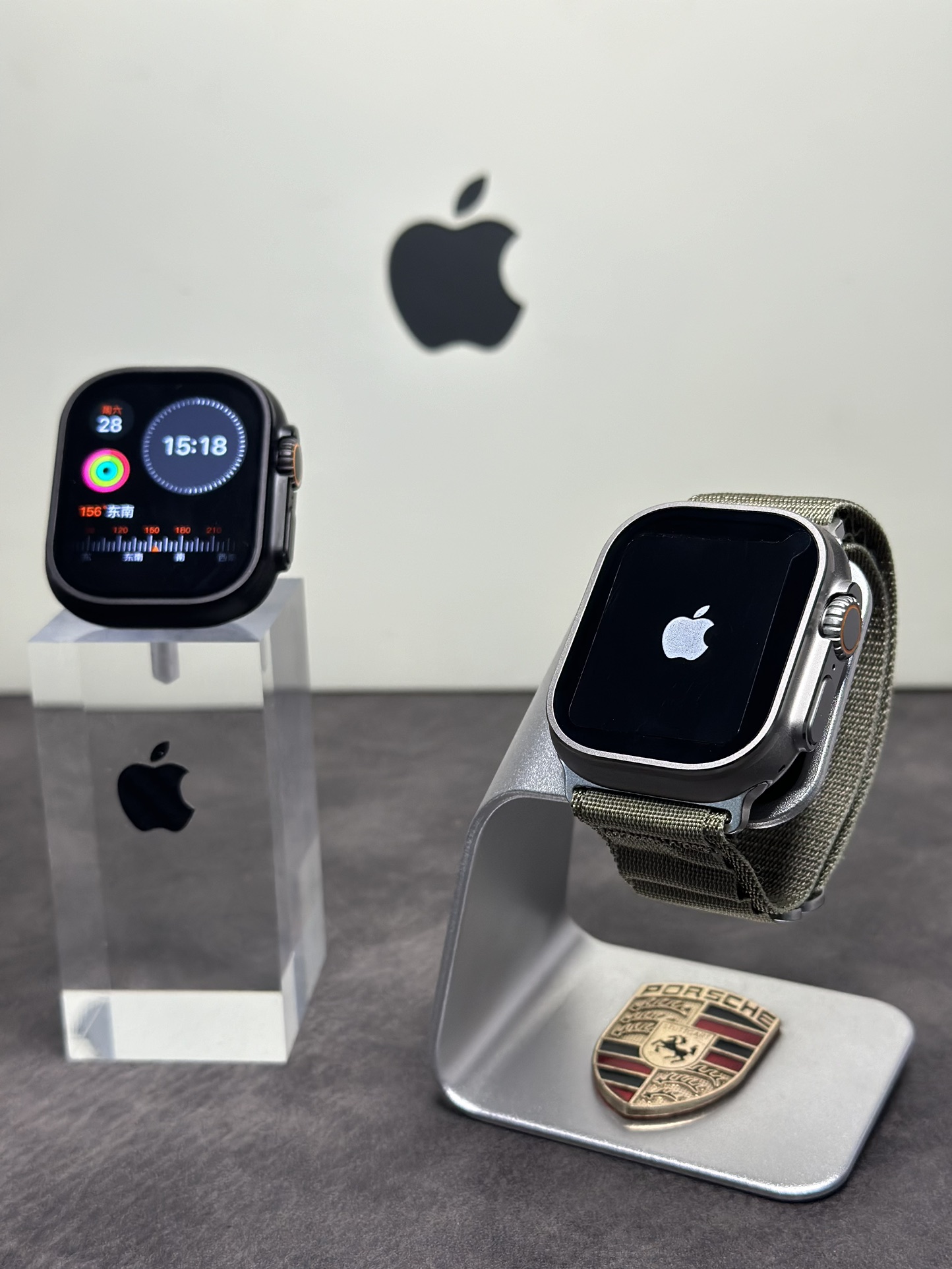 新款毒版出货‼️💰240
苹果AppleWatch Ultra2 手表 2024 原色款
全新钛合金边框 扬声器开孔跟按键圈全部1:1正确
原壳料开模 外观尺寸跟原装一样 上手看不出假！
通用正品保护壳 孔位全部对应 市面通货目前做不到
原装Oled液晶屏 黑边跟分辨率跟正品一样 目前最屌
49mm钛合金边框 重量质感跟正品完全一样
市面没有任何同行能够做到如此完全1:1复刻
各位可以尽情对比 欢迎打脸 这就是原版开发的底气

内置GPT Ai助手  任何问题都能回答 非常强大
新增噪音检测功能‼️本地相册 地图导航 电子书 
本地音乐 股票 AI翻译 录音笔 手电筒 小游戏等功能
不用带手机也能用手表听歌 手表可以连接蓝牙耳机
系统自带175种运动模式 准确记录各种运动数据
IP68级防水设计 再次刷新标准 生活防水无压力
真实心率检测 真实血氧检测 目前最稳定的智能手表

支持息屏显示 屏幕常亮 床头灯等功能
带支付宝离线支付 NFC门禁 语音助手等50种功能
正品该有的我们也都有 给你正品般享受体验
自家开发app 可自定表盘壁纸 查看各种测量数据
绑定app后可接受微信消息 查看信息内容等
软件内置500+种表盘 长期更新表盘 全部免费使用
目前功能最全的一款表 建议各位到手慢慢挖掘‼️

手表标配机头 双表带 手表无线充 说明书 等等
售后要求 外观不磨损 屏幕膜不撕过可退换‼️
售后保修三个月 人为损坏需收取配件费用