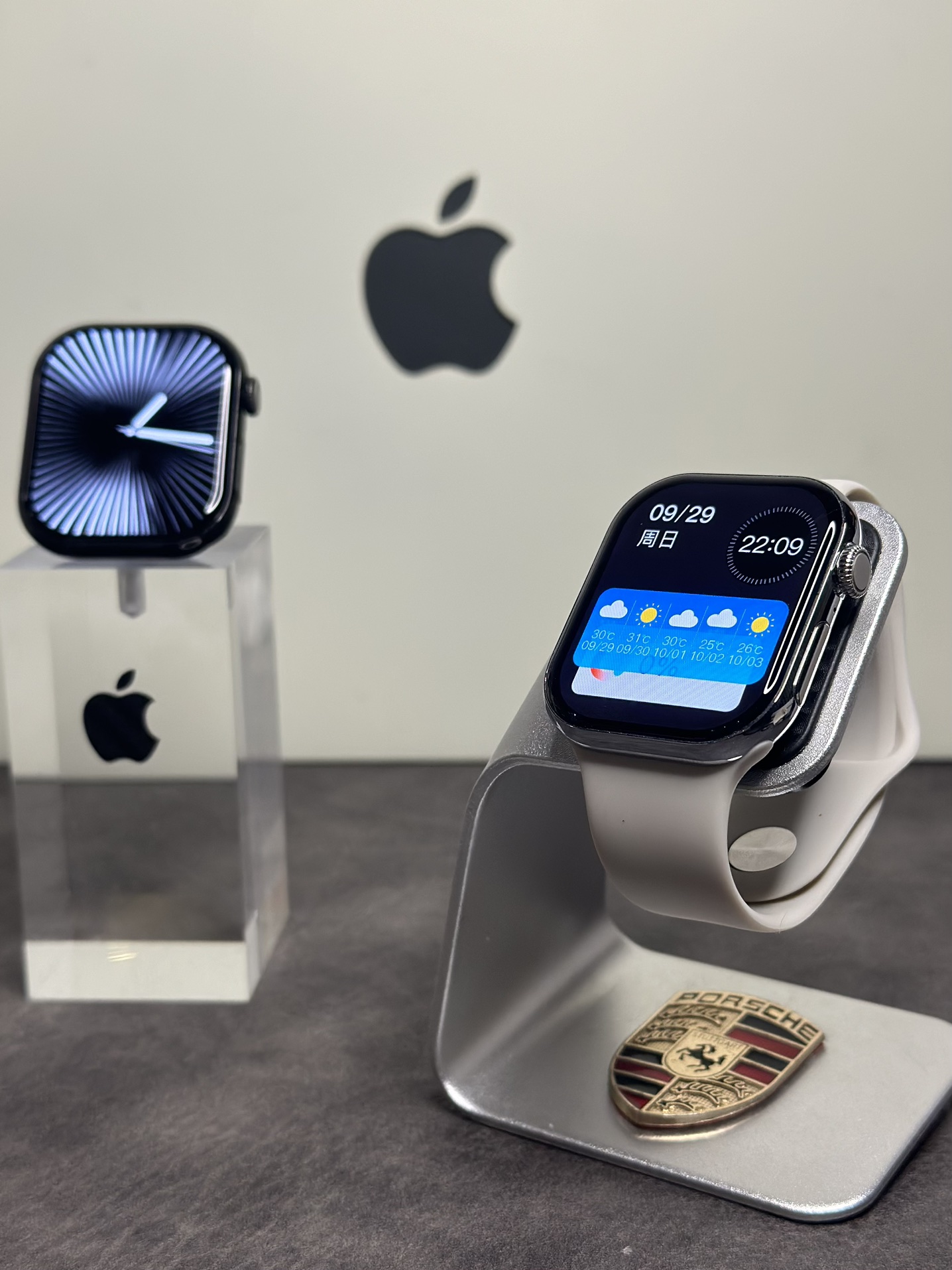 ln毒版 新款首发‼️💰290
苹果AppleWatch 10代 S10手表 亮银色
全新钛合金边框 扬声器开孔跟按键圈全部1:1正确
原壳料开模 外观尺寸跟原装一样 上手看不出假!
通用正品保护壳 孔位全部对应 市面通货目前做不到
原装Oled液晶屏 黑边跟分辨率跟正品一样 目前最屌
46mm钛合金边框 重量质感跟正品完全一样
市面没有任何同行能够做到如此完全1:1复刻
各位可以尽情对比 欢迎打脸 这就是原版开发的底气
内置GPT Ai助手 任何问题都能回答 非常强大
新增噪音检测功能‼️本地相册 地图导航 电子书
本地音乐 股票 AI翻译 录音笔 手电筒 小游戏等功能
不用带手机也能用手表听歌 手表可以连接蓝牙耳机
系统自带175种运动模式 准确记录各种运动数据
IP88级防水设计 再次刷新标准 生活防水无压力
真实心率检测 真实血氧检测 目前最稳定的智能手表
支持息屏显示 屏幕常亮 床头灯等功能
带微信/支付宝离线支付 NFC门禁 语音助手等50种功能
正品该有的我们也都有 给你正品般享受体验
自家开发app 可自定表盘壁纸 查看各种测量数据
绑定app后可接受微信消息 查看信息内容等
软件内置500+种表盘 长期更新表盘 全部免费使用
目前功能最全的一款表 建议各位到手慢慢挖掘‼️
手表标配机头 双表带 手表无线充 说明书 等等
售后要求 外观不磨损 屏幕膜不撕过可退换‼️
售后保修三个月 人为损坏需收取配件费用
