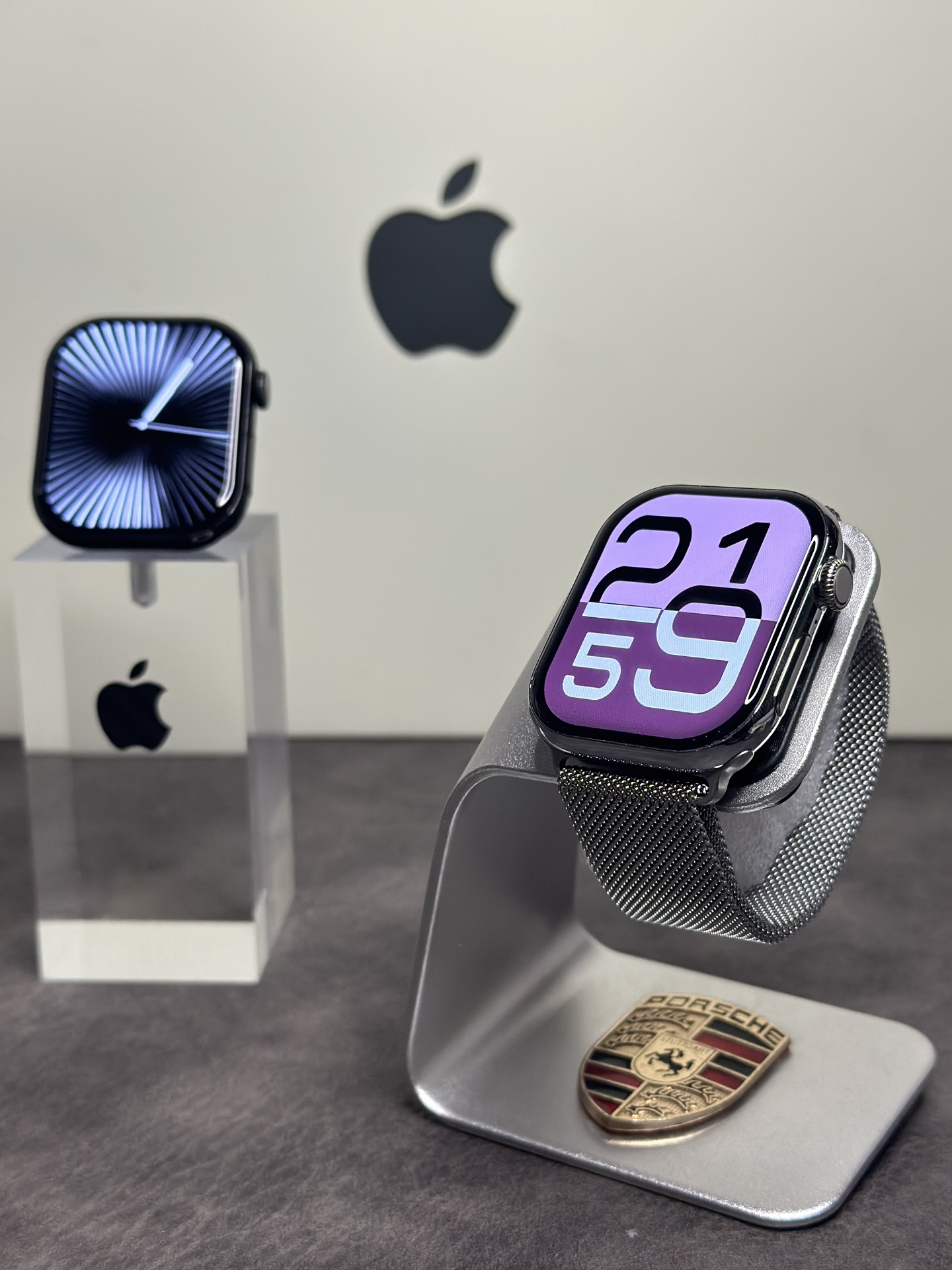 ln毒版 新款首发‼️💰290
苹果AppleWatch 10代 S10手表 亮银色
全新钛合金边框 扬声器开孔跟按键圈全部1:1正确
原壳料开模 外观尺寸跟原装一样 上手看不出假!
通用正品保护壳 孔位全部对应 市面通货目前做不到
原装Oled液晶屏 黑边跟分辨率跟正品一样 目前最屌
46mm钛合金边框 重量质感跟正品完全一样
市面没有任何同行能够做到如此完全1:1复刻
各位可以尽情对比 欢迎打脸 这就是原版开发的底气
内置GPT Ai助手 任何问题都能回答 非常强大
新增噪音检测功能‼️本地相册 地图导航 电子书
本地音乐 股票 AI翻译 录音笔 手电筒 小游戏等功能
不用带手机也能用手表听歌 手表可以连接蓝牙耳机
系统自带175种运动模式 准确记录各种运动数据
IP88级防水设计 再次刷新标准 生活防水无压力
真实心率检测 真实血氧检测 目前最稳定的智能手表
支持息屏显示 屏幕常亮 床头灯等功能
带微信/支付宝离线支付 NFC门禁 语音助手等50种功能
正品该有的我们也都有 给你正品般享受体验
自家开发app 可自定表盘壁纸 查看各种测量数据
绑定app后可接受微信消息 查看信息内容等
软件内置500+种表盘 长期更新表盘 全部免费使用
目前功能最全的一款表 建议各位到手慢慢挖掘‼️
手表标配机头 双表带 手表无线充 说明书 等等
售后要求 外观不磨损 屏幕膜不撕过可退换‼️
售后保修三个月 人为损坏需收取配件费用