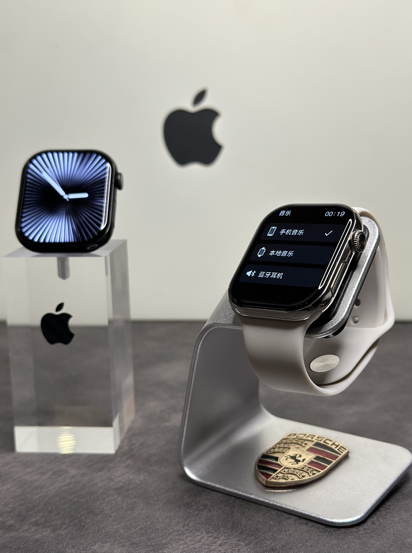 ln毒版 新款首发‼️💰290
苹果AppleWatch 10代 S10手表 淡金色
全新钛合金边框 扬声器开孔跟按键圈全部1:1正确
原壳料开模 外观尺寸跟原装一样 上手看不出假!
通用正品保护壳 孔位全部对应 市面通货目前做不到
原装Oled液晶屏 黑边跟分辨率跟正品一样 目前最屌
46mm钛合金边框 重量质感跟正品完全一样
市面没有任何同行能够做到如此完全1:1复刻
各位可以尽情对比 欢迎打脸 这就是原版开发的底气
内置GPT Ai助手 任何问题都能回答 非常强大
新增噪音检测功能‼️本地相册 地图导航 电子书
本地音乐 股票 AI翻译 录音笔 手电筒 小游戏等功能
不用带手机也能用手表听歌 手表可以连接蓝牙耳机
系统自带175种运动模式 准确记录各种运动数据
IP88级防水设计 再次刷新标准 生活防水无压力
真实心率检测 真实血氧检测 目前最稳定的智能手表
支持息屏显示 屏幕常亮 床头灯等功能
带微信/支付宝离线支付 NFC门禁 语音助手等50种功能
正品该有的我们也都有 给你正品般享受体验
自家开发app 可自定表盘壁纸 查看各种测量数据
绑定app后可接受微信消息 查看信息内容等
软件内置500+种表盘 长期更新表盘 全部免费使用
目前功能最全的一款表 建议各位到手慢慢挖掘‼️
手表标配机头 双表带 手表无线充 说明书 等等
售后要求 外观不磨损 屏幕膜不撕过可退换‼️
售后保修三个月 人为损坏需收取配件费用