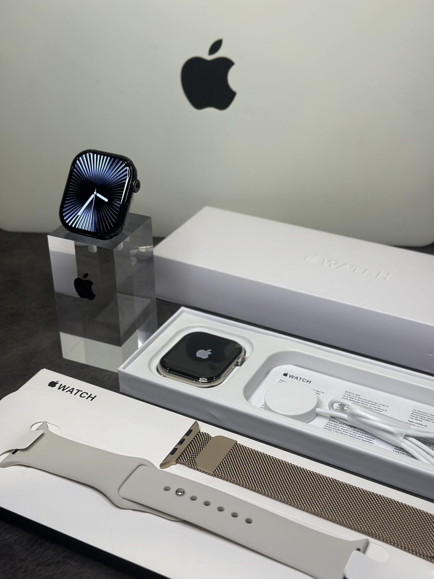 ln毒版 新款首发‼️💰290
苹果AppleWatch 10代 S10手表 淡金色
全新钛合金边框 扬声器开孔跟按键圈全部1:1正确
原壳料开模 外观尺寸跟原装一样 上手看不出假!
通用正品保护壳 孔位全部对应 市面通货目前做不到
原装Oled液晶屏 黑边跟分辨率跟正品一样 目前最屌
46mm钛合金边框 重量质感跟正品完全一样
市面没有任何同行能够做到如此完全1:1复刻
各位可以尽情对比 欢迎打脸 这就是原版开发的底气
内置GPT Ai助手 任何问题都能回答 非常强大
新增噪音检测功能‼️本地相册 地图导航 电子书
本地音乐 股票 AI翻译 录音笔 手电筒 小游戏等功能
不用带手机也能用手表听歌 手表可以连接蓝牙耳机
系统自带175种运动模式 准确记录各种运动数据
IP88级防水设计 再次刷新标准 生活防水无压力
真实心率检测 真实血氧检测 目前最稳定的智能手表
支持息屏显示 屏幕常亮 床头灯等功能
带微信/支付宝离线支付 NFC门禁 语音助手等50种功能
正品该有的我们也都有 给你正品般享受体验
自家开发app 可自定表盘壁纸 查看各种测量数据
绑定app后可接受微信消息 查看信息内容等
软件内置500+种表盘 长期更新表盘 全部免费使用
目前功能最全的一款表 建议各位到手慢慢挖掘‼️
手表标配机头 双表带 手表无线充 说明书 等等
售后要求 外观不磨损 屏幕膜不撕过可退换‼️
售后保修三个月 人为损坏需收取配件费用