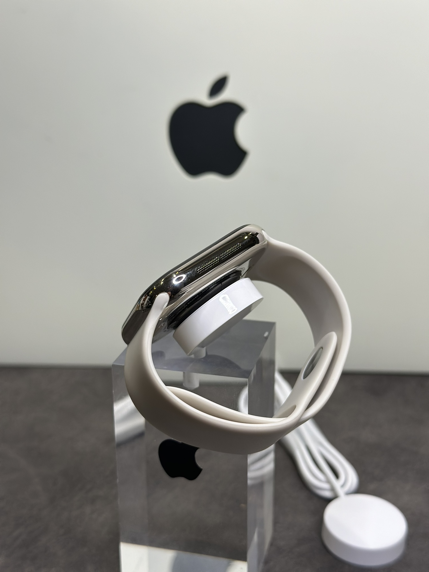 ln毒版 新款首发‼️💰290
苹果AppleWatch 10代 S10手表 淡金色
全新钛合金边框 扬声器开孔跟按键圈全部1:1正确
原壳料开模 外观尺寸跟原装一样 上手看不出假!
通用正品保护壳 孔位全部对应 市面通货目前做不到
原装Oled液晶屏 黑边跟分辨率跟正品一样 目前最屌
46mm钛合金边框 重量质感跟正品完全一样
市面没有任何同行能够做到如此完全1:1复刻
各位可以尽情对比 欢迎打脸 这就是原版开发的底气
内置GPT Ai助手 任何问题都能回答 非常强大
新增噪音检测功能‼️本地相册 地图导航 电子书
本地音乐 股票 AI翻译 录音笔 手电筒 小游戏等功能
不用带手机也能用手表听歌 手表可以连接蓝牙耳机
系统自带175种运动模式 准确记录各种运动数据
IP88级防水设计 再次刷新标准 生活防水无压力
真实心率检测 真实血氧检测 目前最稳定的智能手表
支持息屏显示 屏幕常亮 床头灯等功能
带微信/支付宝离线支付 NFC门禁 语音助手等50种功能
正品该有的我们也都有 给你正品般享受体验
自家开发app 可自定表盘壁纸 查看各种测量数据
绑定app后可接受微信消息 查看信息内容等
软件内置500+种表盘 长期更新表盘 全部免费使用
目前功能最全的一款表 建议各位到手慢慢挖掘‼️
手表标配机头 双表带 手表无线充 说明书 等等
售后要求 外观不磨损 屏幕膜不撕过可退换‼️
售后保修三个月 人为损坏需收取配件费用