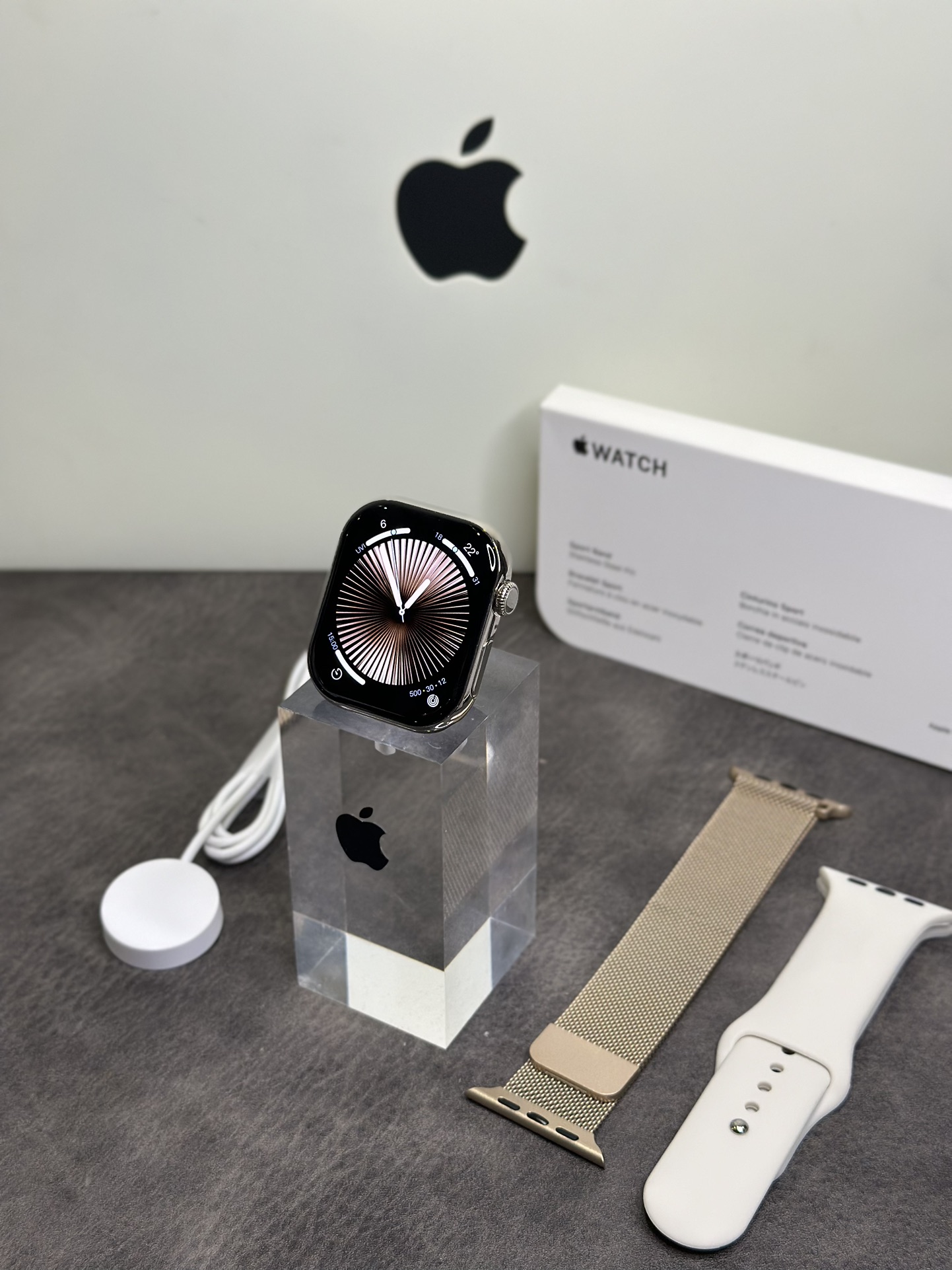 ln毒版 新款首发‼️💰290
苹果AppleWatch 10代 S10手表 淡金色
全新钛合金边框 扬声器开孔跟按键圈全部1:1正确
原壳料开模 外观尺寸跟原装一样 上手看不出假!
通用正品保护壳 孔位全部对应 市面通货目前做不到
原装Oled液晶屏 黑边跟分辨率跟正品一样 目前最屌
46mm钛合金边框 重量质感跟正品完全一样
市面没有任何同行能够做到如此完全1:1复刻
各位可以尽情对比 欢迎打脸 这就是原版开发的底气
内置GPT Ai助手 任何问题都能回答 非常强大
新增噪音检测功能‼️本地相册 地图导航 电子书
本地音乐 股票 AI翻译 录音笔 手电筒 小游戏等功能
不用带手机也能用手表听歌 手表可以连接蓝牙耳机
系统自带175种运动模式 准确记录各种运动数据
IP88级防水设计 再次刷新标准 生活防水无压力
真实心率检测 真实血氧检测 目前最稳定的智能手表
支持息屏显示 屏幕常亮 床头灯等功能
带微信/支付宝离线支付 NFC门禁 语音助手等50种功能
正品该有的我们也都有 给你正品般享受体验
自家开发app 可自定表盘壁纸 查看各种测量数据
绑定app后可接受微信消息 查看信息内容等
软件内置500+种表盘 长期更新表盘 全部免费使用
目前功能最全的一款表 建议各位到手慢慢挖掘‼️
手表标配机头 双表带 手表无线充 说明书 等等
售后要求 外观不磨损 屏幕膜不撕过可退换‼️
售后保修三个月 人为损坏需收取配件费用