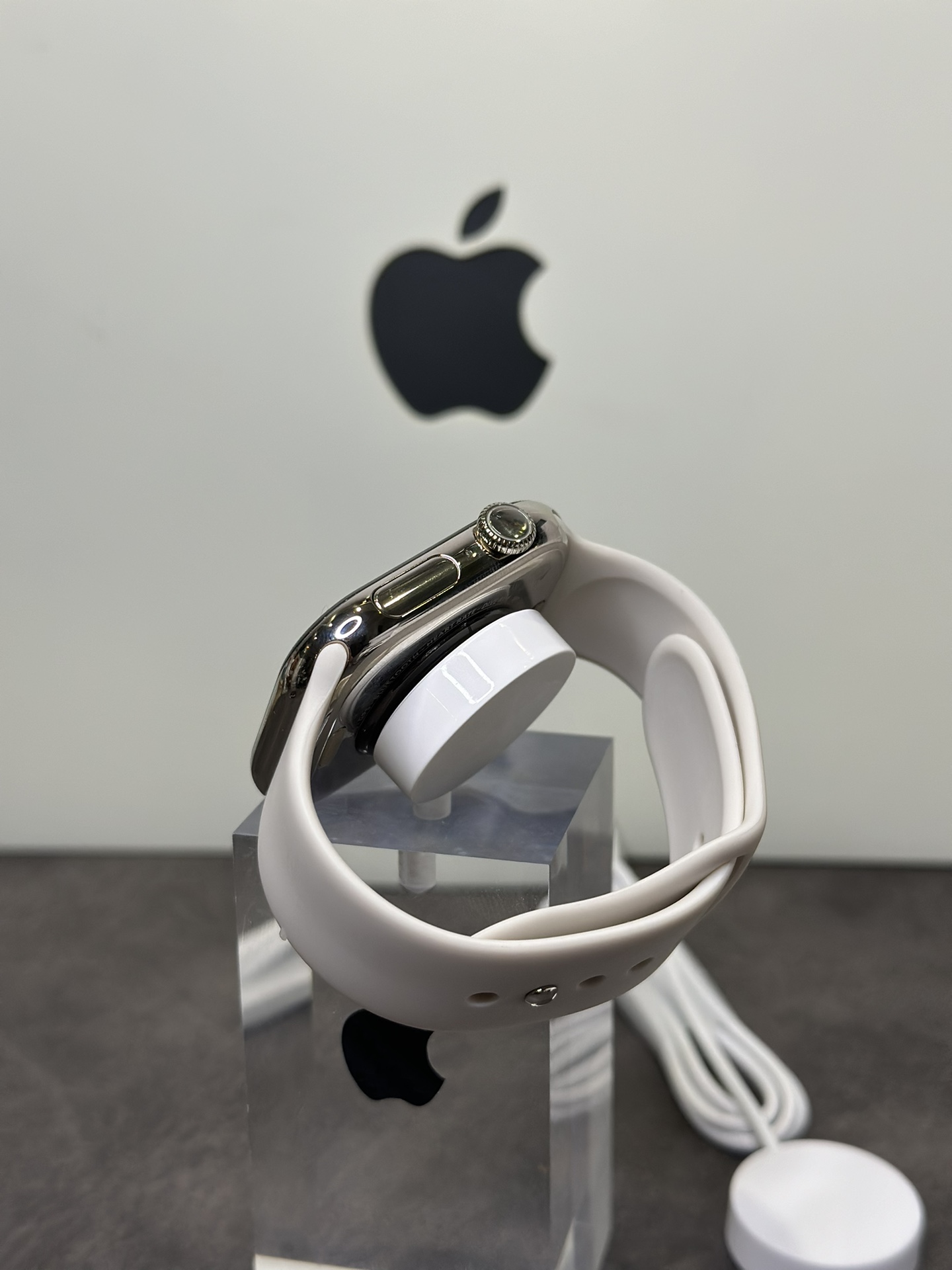 ln毒版 新款首发‼️💰290
苹果AppleWatch 10代 S10手表 淡金色
全新钛合金边框 扬声器开孔跟按键圈全部1:1正确
原壳料开模 外观尺寸跟原装一样 上手看不出假!
通用正品保护壳 孔位全部对应 市面通货目前做不到
原装Oled液晶屏 黑边跟分辨率跟正品一样 目前最屌
46mm钛合金边框 重量质感跟正品完全一样
市面没有任何同行能够做到如此完全1:1复刻
各位可以尽情对比 欢迎打脸 这就是原版开发的底气
内置GPT Ai助手 任何问题都能回答 非常强大
新增噪音检测功能‼️本地相册 地图导航 电子书
本地音乐 股票 AI翻译 录音笔 手电筒 小游戏等功能
不用带手机也能用手表听歌 手表可以连接蓝牙耳机
系统自带175种运动模式 准确记录各种运动数据
IP88级防水设计 再次刷新标准 生活防水无压力
真实心率检测 真实血氧检测 目前最稳定的智能手表
支持息屏显示 屏幕常亮 床头灯等功能
带微信/支付宝离线支付 NFC门禁 语音助手等50种功能
正品该有的我们也都有 给你正品般享受体验
自家开发app 可自定表盘壁纸 查看各种测量数据
绑定app后可接受微信消息 查看信息内容等
软件内置500+种表盘 长期更新表盘 全部免费使用
目前功能最全的一款表 建议各位到手慢慢挖掘‼️
手表标配机头 双表带 手表无线充 说明书 等等
售后要求 外观不磨损 屏幕膜不撕过可退换‼️
售后保修三个月 人为损坏需收取配件费用