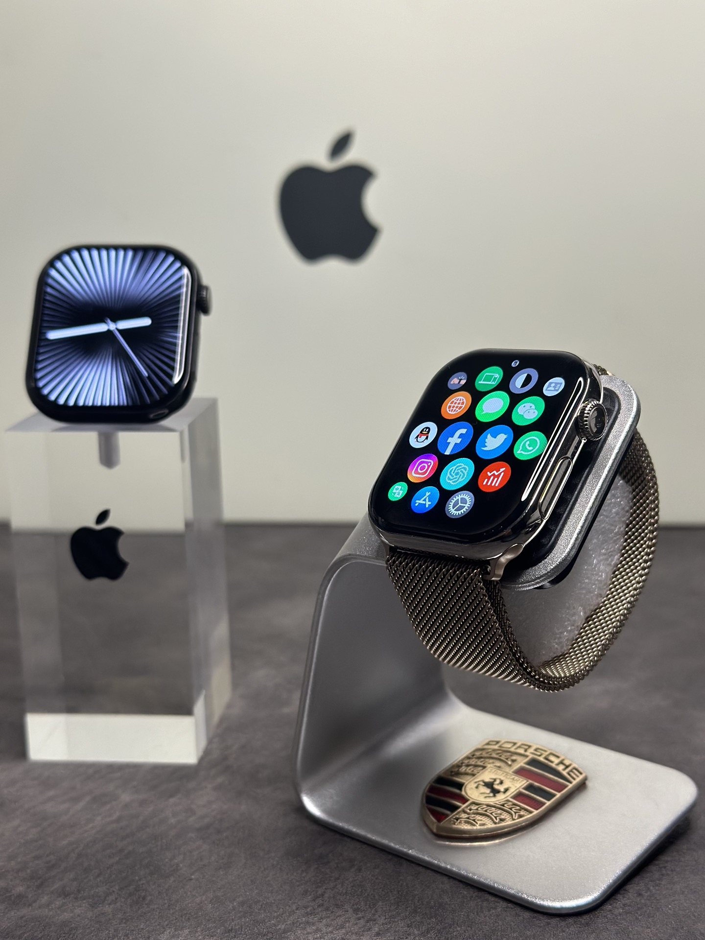 ln毒版 新款首发‼️💰290
苹果AppleWatch 10代 S10手表 淡金色
全新钛合金边框 扬声器开孔跟按键圈全部1:1正确
原壳料开模 外观尺寸跟原装一样 上手看不出假!
通用正品保护壳 孔位全部对应 市面通货目前做不到
原装Oled液晶屏 黑边跟分辨率跟正品一样 目前最屌
46mm钛合金边框 重量质感跟正品完全一样
市面没有任何同行能够做到如此完全1:1复刻
各位可以尽情对比 欢迎打脸 这就是原版开发的底气
内置GPT Ai助手 任何问题都能回答 非常强大
新增噪音检测功能‼️本地相册 地图导航 电子书
本地音乐 股票 AI翻译 录音笔 手电筒 小游戏等功能
不用带手机也能用手表听歌 手表可以连接蓝牙耳机
系统自带175种运动模式 准确记录各种运动数据
IP88级防水设计 再次刷新标准 生活防水无压力
真实心率检测 真实血氧检测 目前最稳定的智能手表
支持息屏显示 屏幕常亮 床头灯等功能
带微信/支付宝离线支付 NFC门禁 语音助手等50种功能
正品该有的我们也都有 给你正品般享受体验
自家开发app 可自定表盘壁纸 查看各种测量数据
绑定app后可接受微信消息 查看信息内容等
软件内置500+种表盘 长期更新表盘 全部免费使用
目前功能最全的一款表 建议各位到手慢慢挖掘‼️
手表标配机头 双表带 手表无线充 说明书 等等
售后要求 外观不磨损 屏幕膜不撕过可退换‼️
售后保修三个月 人为损坏需收取配件费用
