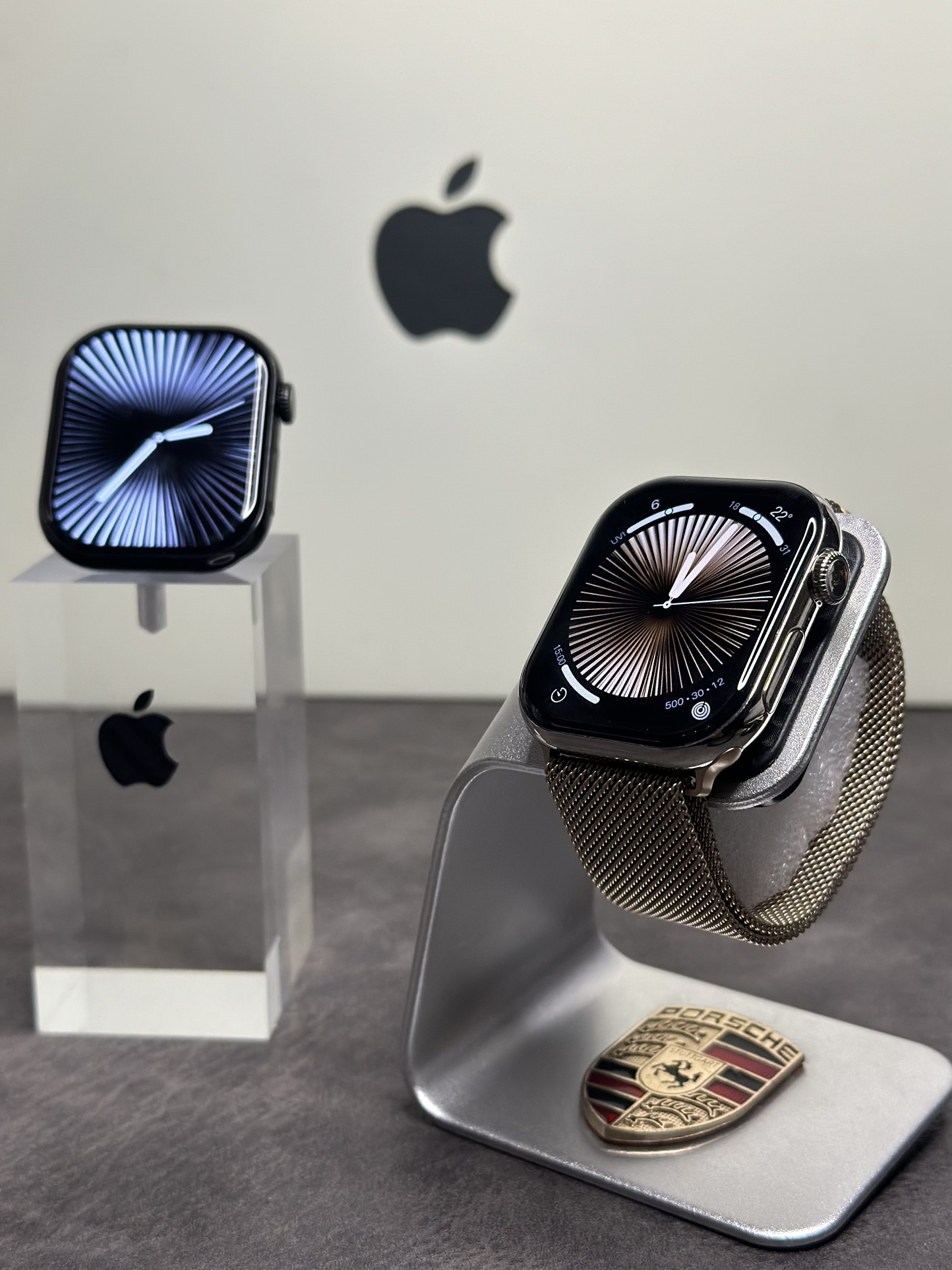 ln毒版 新款首发‼️💰290
苹果AppleWatch 10代 S10手表 淡金色
全新钛合金边框 扬声器开孔跟按键圈全部1:1正确
原壳料开模 外观尺寸跟原装一样 上手看不出假!
通用正品保护壳 孔位全部对应 市面通货目前做不到
原装Oled液晶屏 黑边跟分辨率跟正品一样 目前最屌
46mm钛合金边框 重量质感跟正品完全一样
市面没有任何同行能够做到如此完全1:1复刻
各位可以尽情对比 欢迎打脸 这就是原版开发的底气
内置GPT Ai助手 任何问题都能回答 非常强大
新增噪音检测功能‼️本地相册 地图导航 电子书
本地音乐 股票 AI翻译 录音笔 手电筒 小游戏等功能
不用带手机也能用手表听歌 手表可以连接蓝牙耳机
系统自带175种运动模式 准确记录各种运动数据
IP88级防水设计 再次刷新标准 生活防水无压力
真实心率检测 真实血氧检测 目前最稳定的智能手表
支持息屏显示 屏幕常亮 床头灯等功能
带微信/支付宝离线支付 NFC门禁 语音助手等50种功能
正品该有的我们也都有 给你正品般享受体验
自家开发app 可自定表盘壁纸 查看各种测量数据
绑定app后可接受微信消息 查看信息内容等
软件内置500+种表盘 长期更新表盘 全部免费使用
目前功能最全的一款表 建议各位到手慢慢挖掘‼️
手表标配机头 双表带 手表无线充 说明书 等等
售后要求 外观不磨损 屏幕膜不撕过可退换‼️
售后保修三个月 人为损坏需收取配件费用
