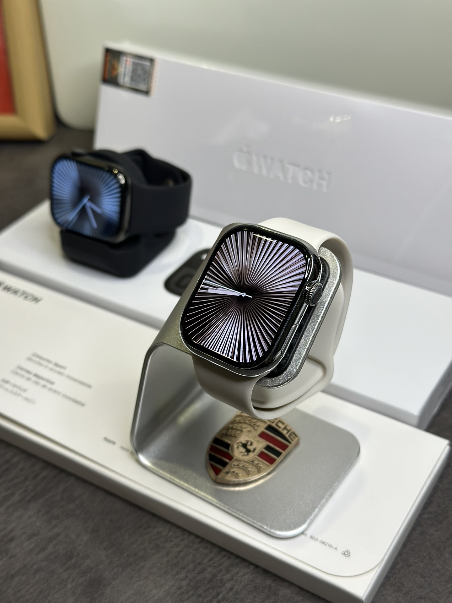 出厂批发价💰190 
苹果Apple Watch Series10手表 京东版
性价比版本 专搞澳洲仔的国外订单  供应不同需求
改朝换戴 S10全新升级9.3毫米超薄机身 46mm表盘 还原原装数据
采用LTPO原装屏幕 120HZ超高刷新率 钛金属材质 边框后盖机身一体成型 白色旋钮线圈 双蜂窝扬声器 后盖带天线圈 细节全部对标原装❗️
升级3D视觉动效 重力感应IU界面 
超多功能 微信支付宝双支付 离线支付 本地相册 电子书 录音 本地音乐 可独立连接蓝牙耳机 健身运动不带手机 非常方便
NFC门禁功能 百度导航 应用市场 可下载超多小游戏 实用工具 触控手势接电话 AI智能表盘 主题自定义 可换背景照片 换表盘 百城乘车码 超多功能
灵动岛 熄屏壁纸 抬手亮屏 24小时语音备忘录 
心率监测 体能训练 健身记录 运动记录 睡眠检测 血氧 血压 压力 天气 闹钟 梅脱 日历 计时器 计算机 秒表 指南针 通讯录 语音助手 翻译软件 信息提示等超多功能 各位到手可慢慢发掘
标配：无线充电线 手表 硅胶表带 额外赠送表带 说明书 原装包装 专用打包盒 

售后保修三个月
售后要求：外观不磨损 屏幕膜不撕过可退换‼️